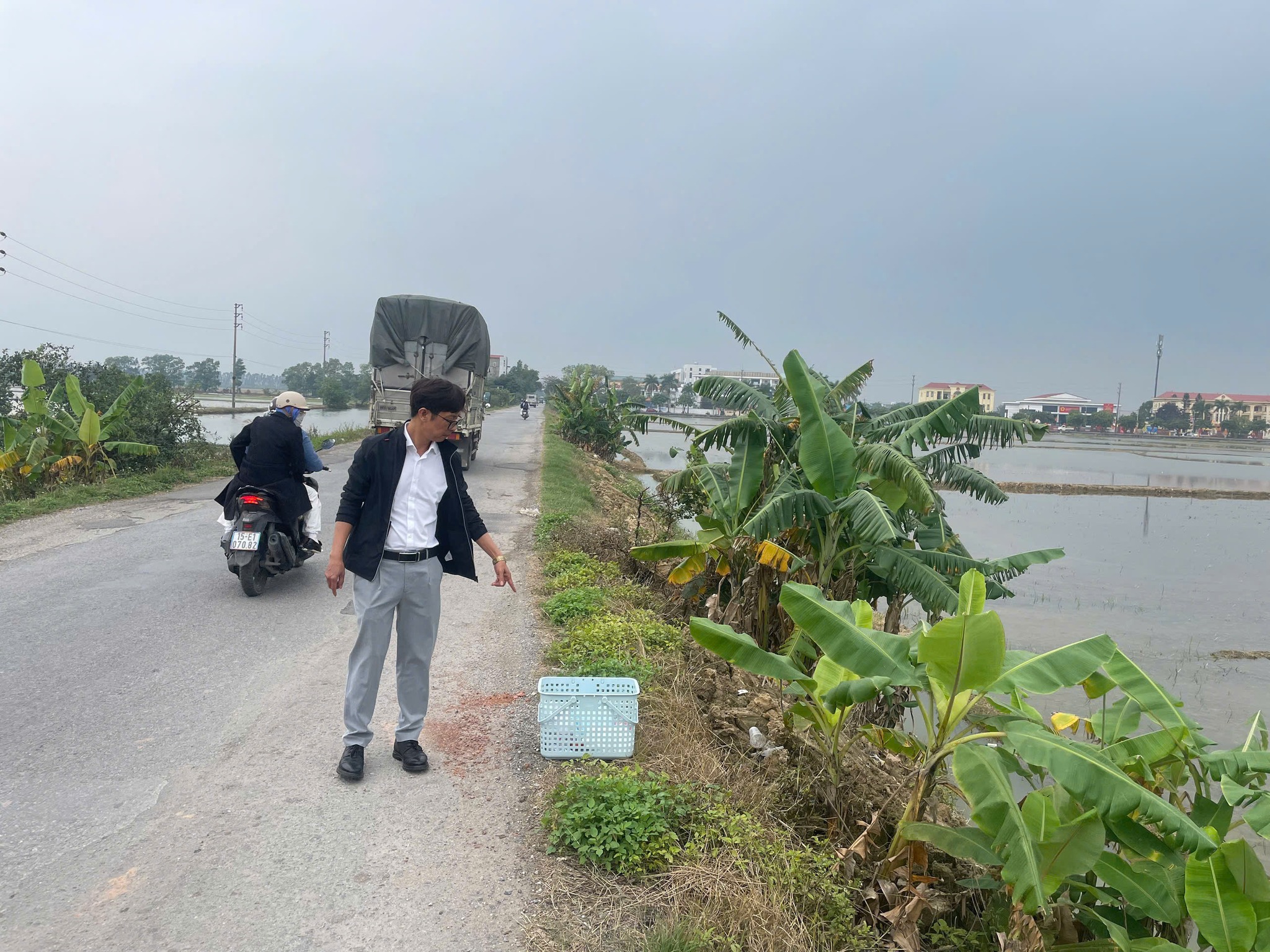 Bé gái sơ sinh bị bỏ rơi gần trường tiểu học lúc rạng sáng- Ảnh 1.