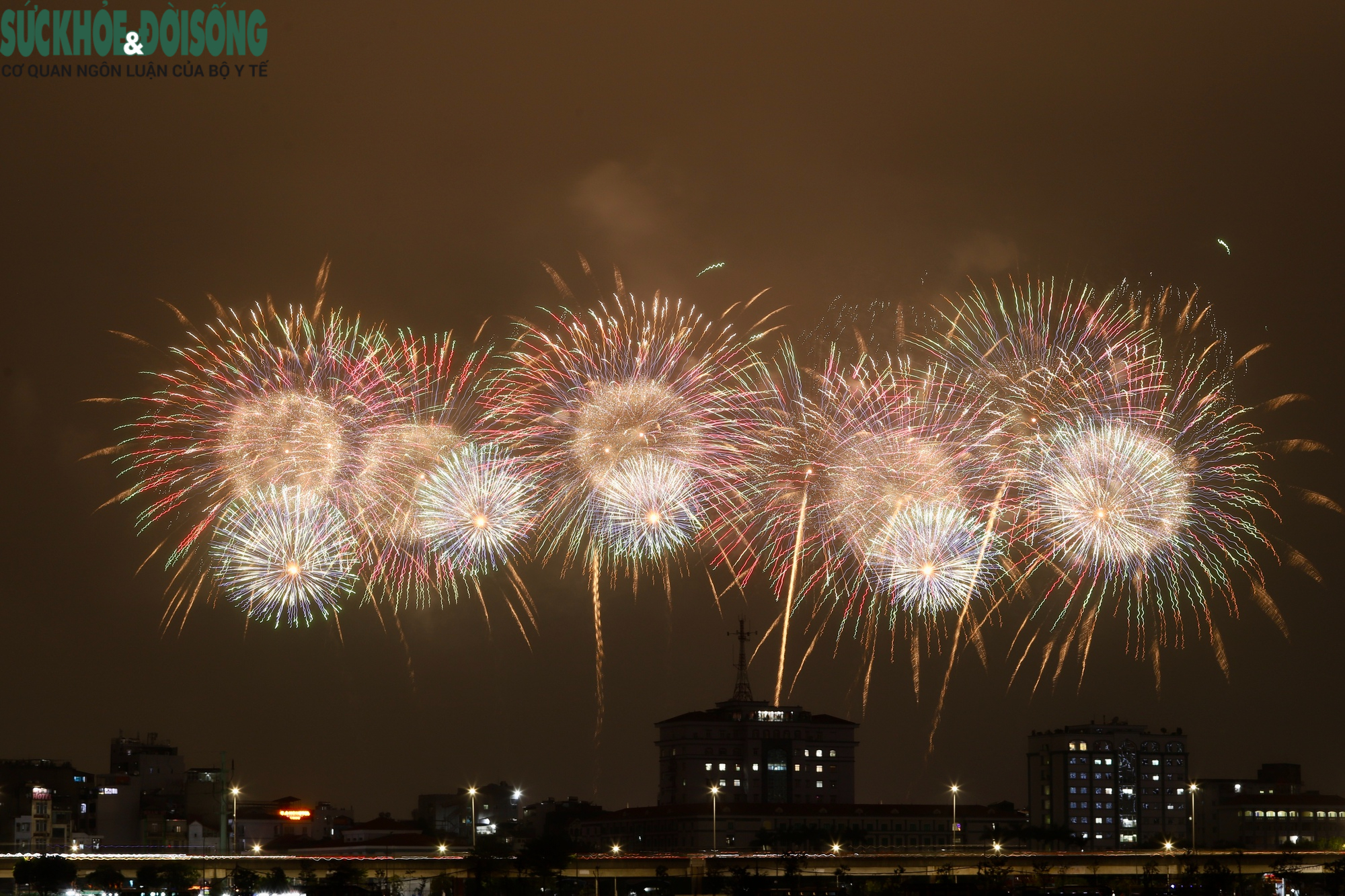 Pháo hoa thắp sáng bầu trời Mỹ Đình trong buổi tổng duyệt chương trình nghệ thuật chào mừng Đại hội XIV- Ảnh 2.