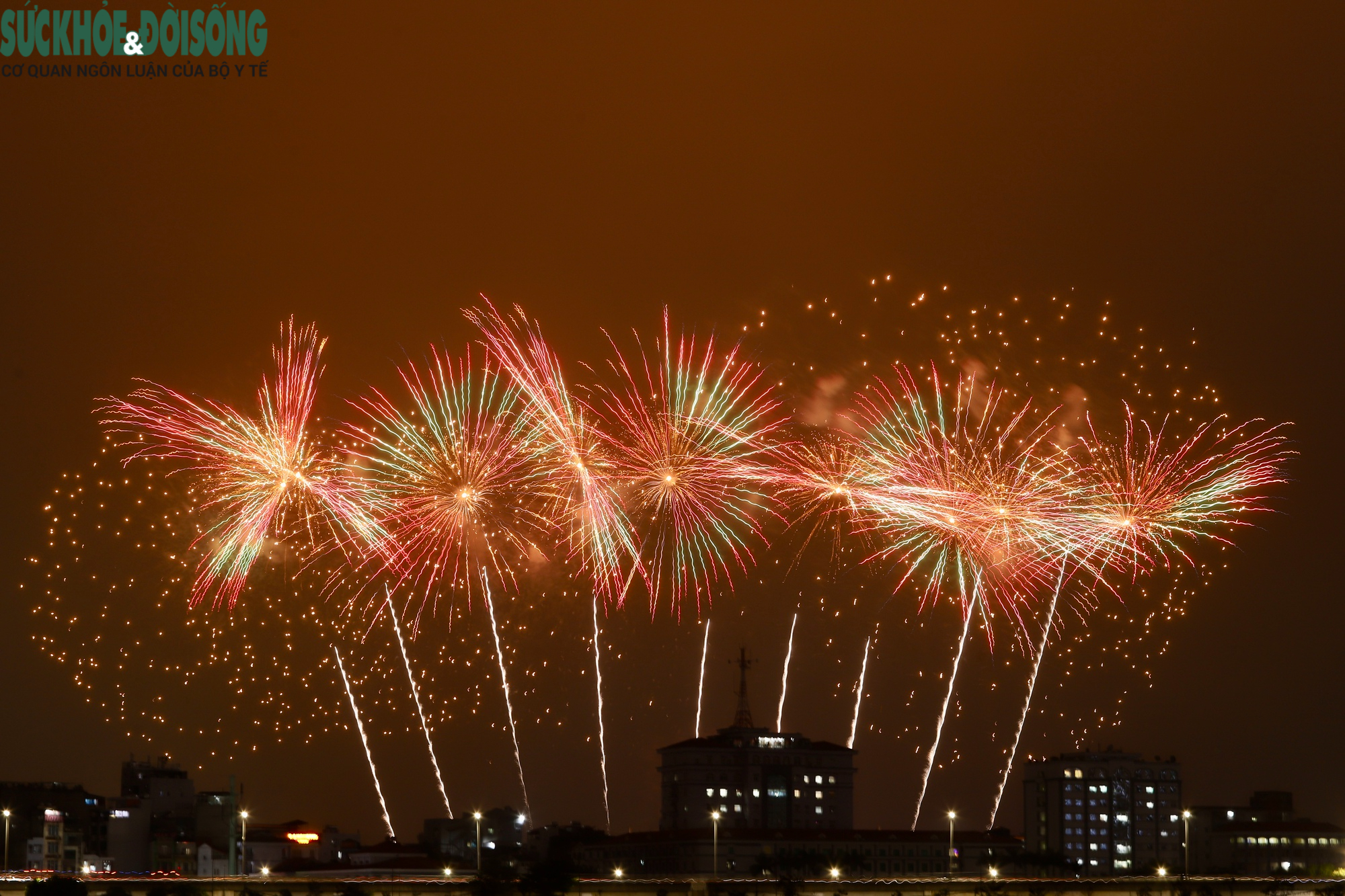 Pháo hoa thắp sáng bầu trời Mỹ Đình trong buổi tổng duyệt chương trình nghệ thuật chào mừng Đại hội XIV- Ảnh 3.