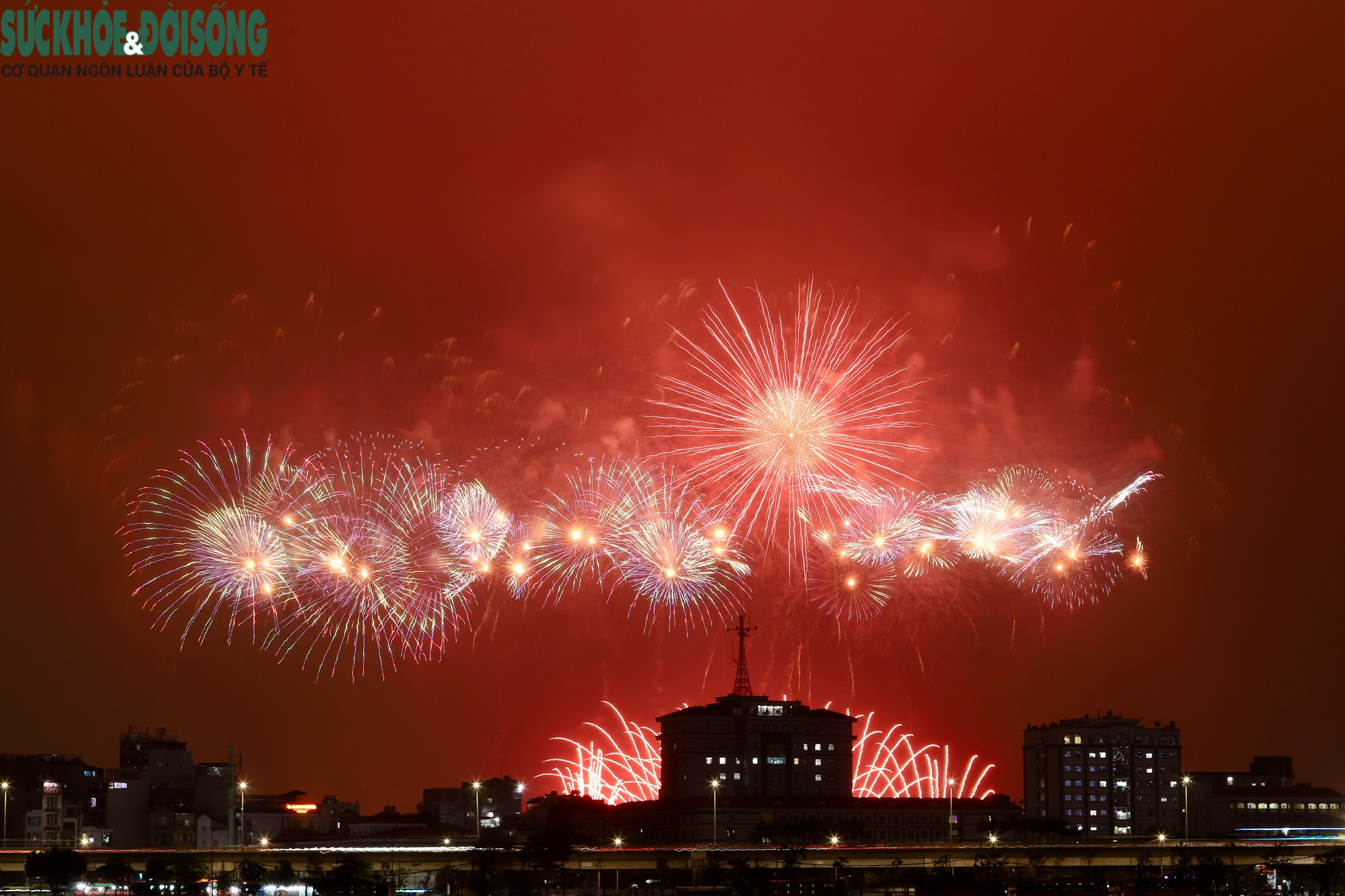 Pháo hoa thắp sáng bầu trời Mỹ Đình trong buổi tổng duyệt chương trình nghệ thuật chào mừng Đại hội XIV- Ảnh 5.