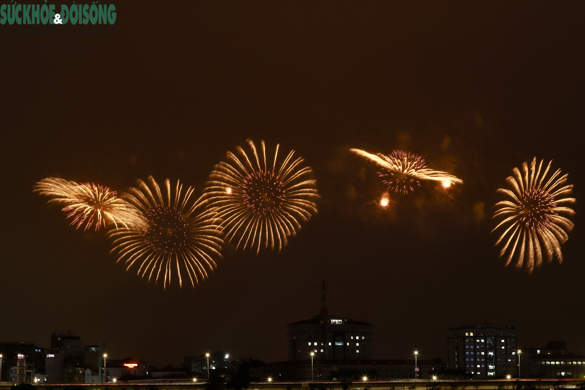 Pháo hoa thắp sáng bầu trời Mỹ Đình trong buổi tổng duyệt chương trình nghệ thuật chào mừng Đại hội XIV- Ảnh 6.