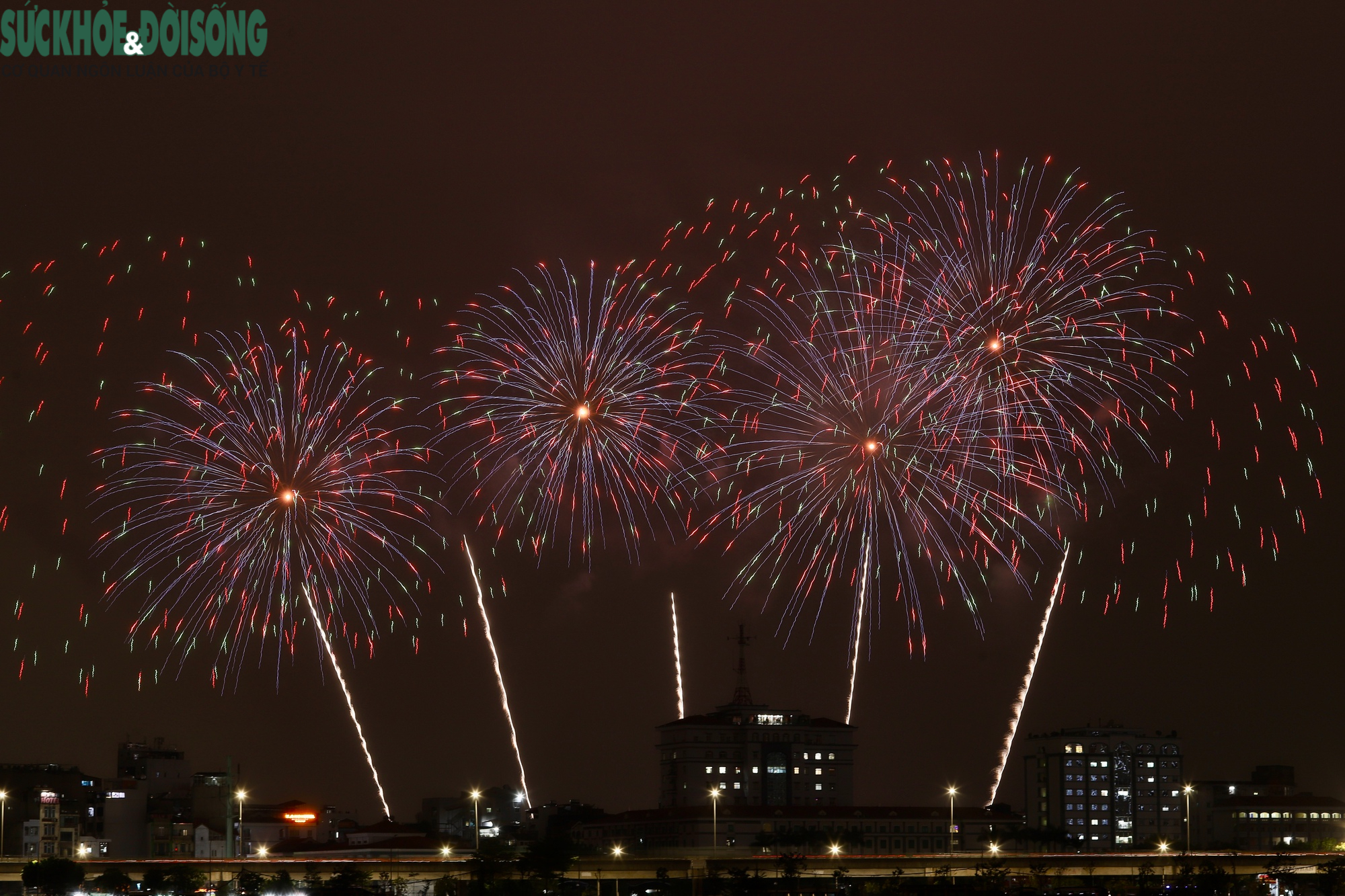Pháo hoa thắp sáng bầu trời Mỹ Đình trong buổi tổng duyệt chương trình nghệ thuật chào mừng Đại hội XIV- Ảnh 7.