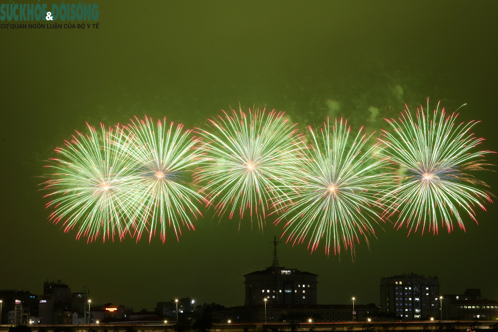 Pháo hoa thắp sáng bầu trời Mỹ Đình trong buổi tổng duyệt chương trình nghệ thuật chào mừng Đại hội XIV- Ảnh 8.