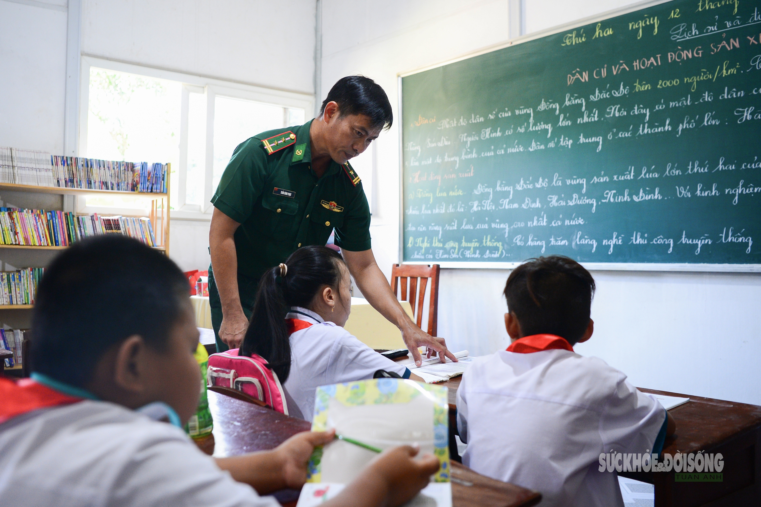 Chiến sĩ quân hàm xanh 15 năm 'gieo chữ' giữa biển trời Tây Nam- Ảnh 5.
