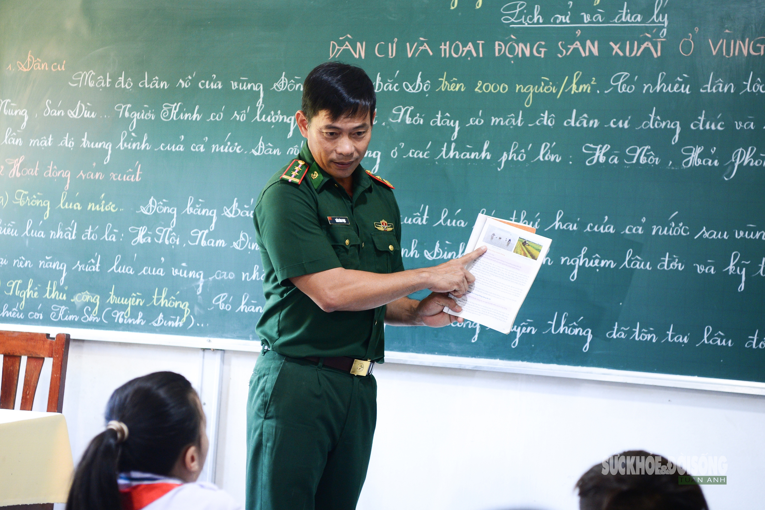 Chiến sĩ quân hàm xanh 15 năm 'gieo chữ' giữa biển trời Tây Nam- Ảnh 6.