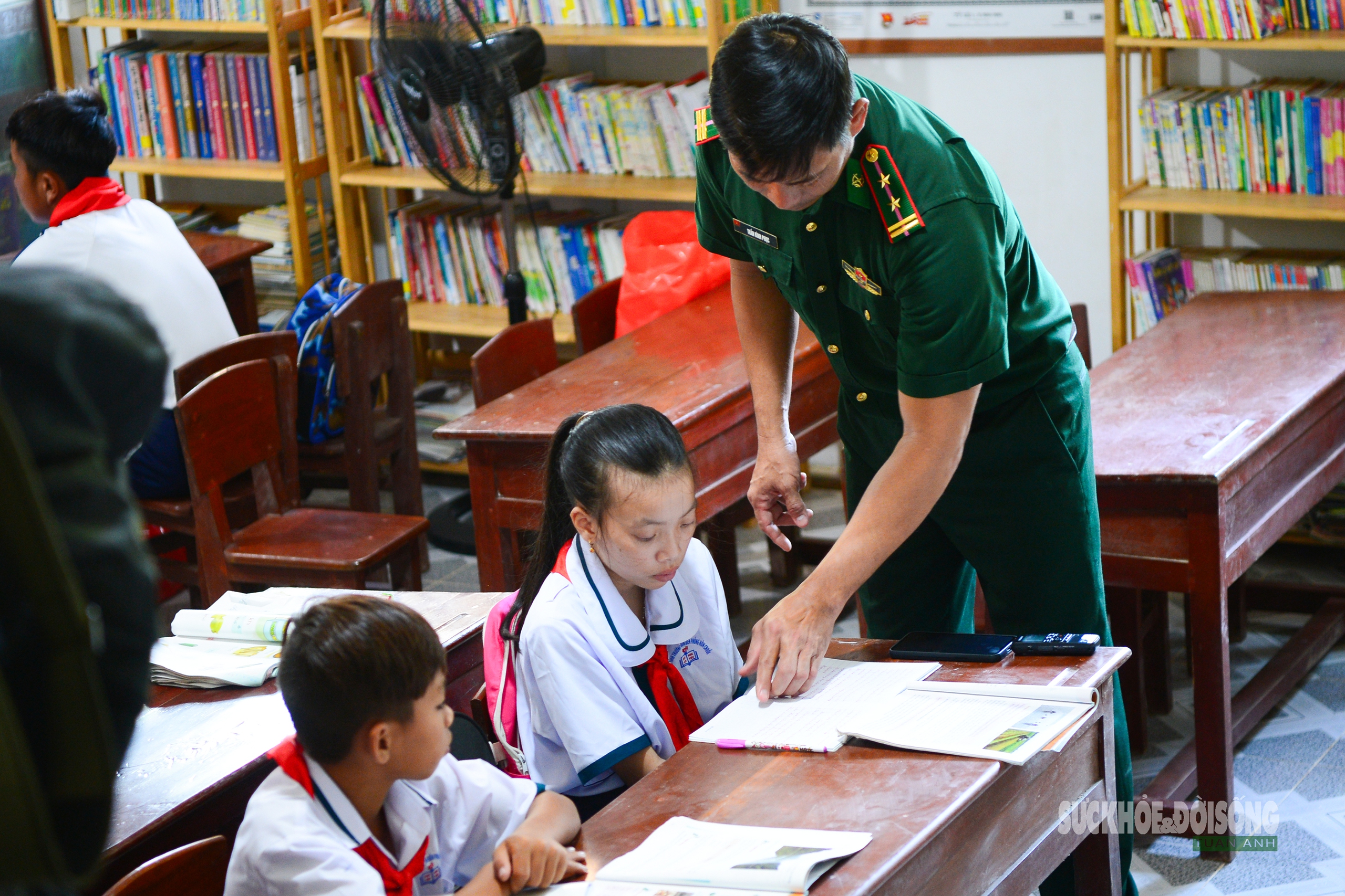 Chiến sĩ quân hàm xanh 15 năm 'gieo chữ' giữa biển trời Tây Nam- Ảnh 3.