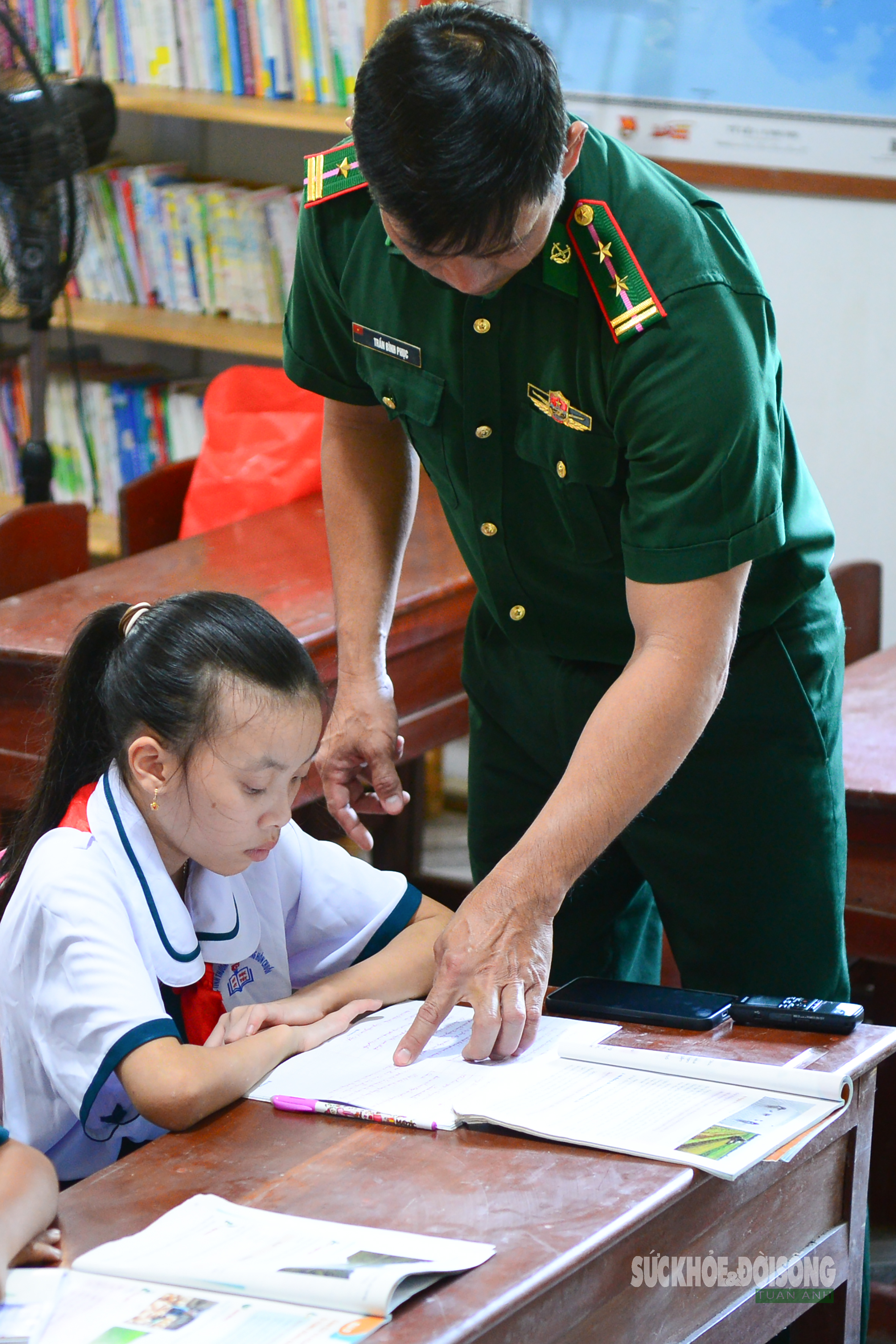 Chiến sĩ quân hàm xanh 15 năm 'gieo chữ' giữa biển trời Tây Nam- Ảnh 4.