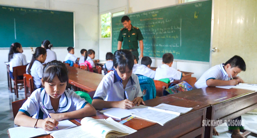 Chiến sĩ quân hàm xanh 15 năm 'gieo chữ' giữa biển trời Tây Nam- Ảnh 1.