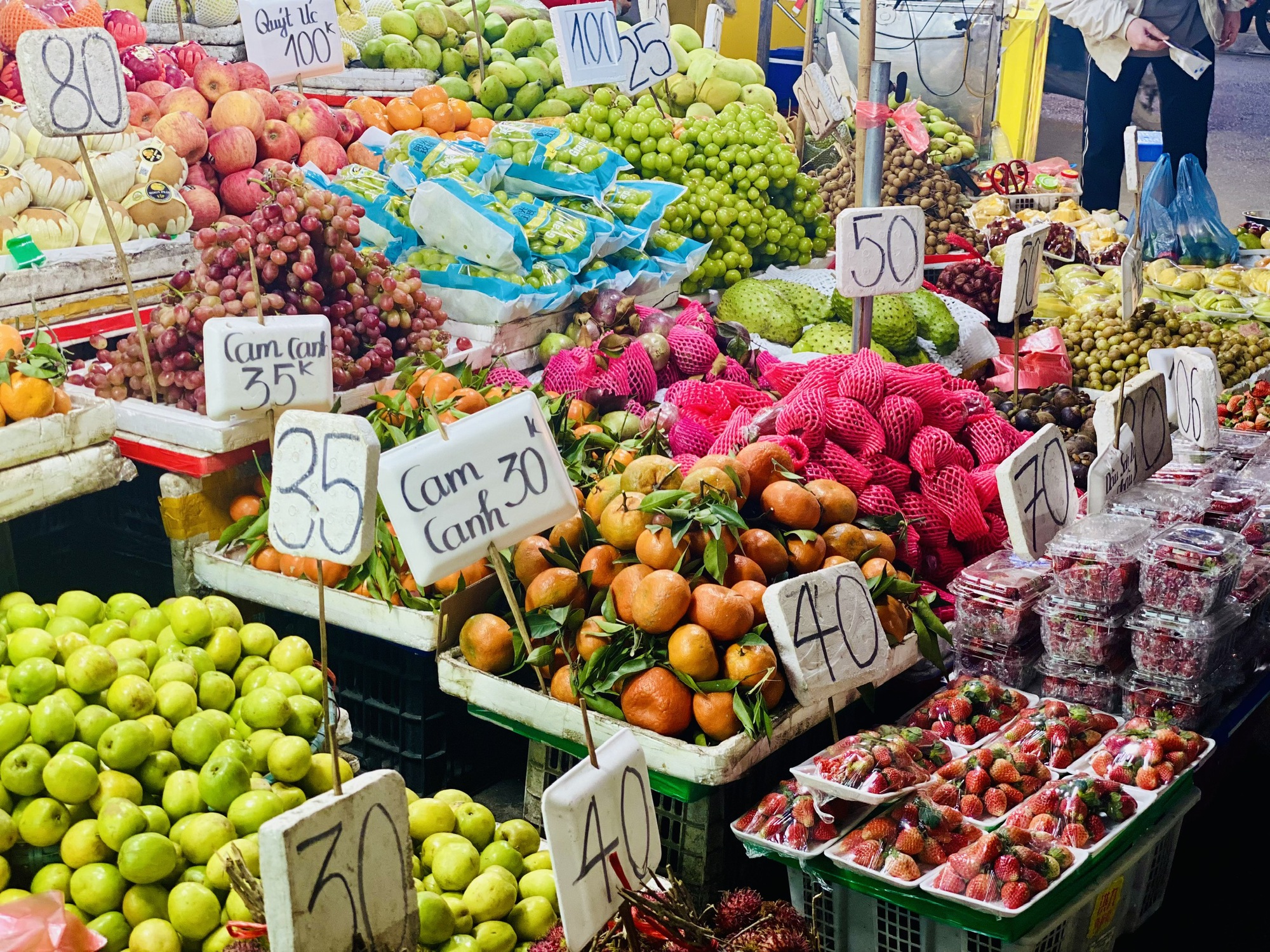 Loại quả trước đây chỉ 'nhà giàu' mới dám ăn giờ bán đầy vỉa hè giá rẻ khó tin- Ảnh 1.