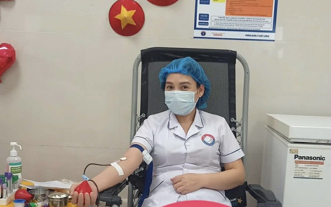 Hơn 160 đơn vị máu từ nhân viên y tế Bệnh viện Hữu Nghị tiếp sức người bệnh dịp cận Tết- Ảnh 3. Nhân viên y tế hiến máu kịp thời, cứu sống bệnh nhân đa chấn thương nguy kịch