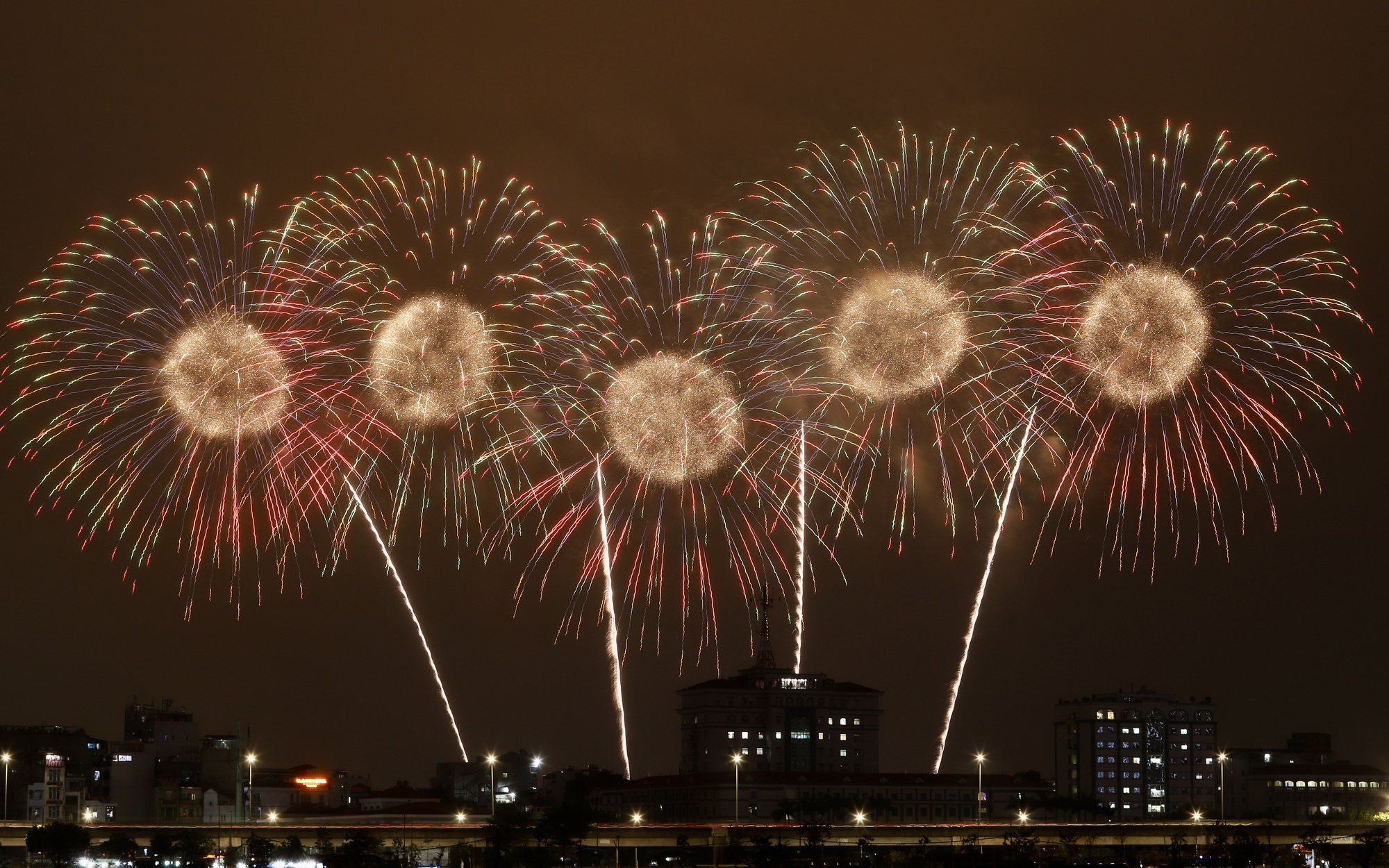 Pháo hoa thắp sáng bầu trời Mỹ Đình trong buổi tổng duyệt chương trình nghệ thuật chào mừng Đại hội XIV