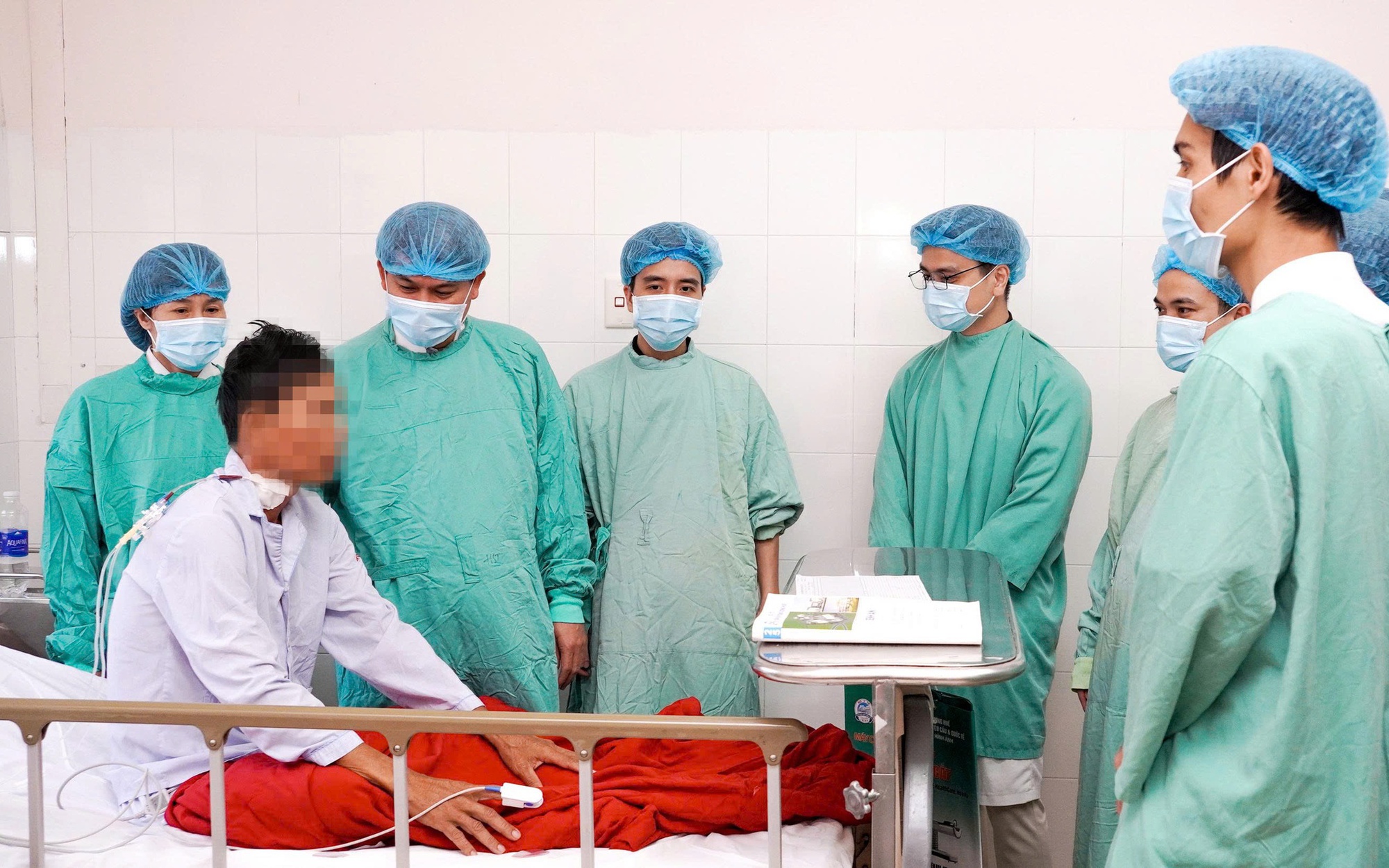 Chuyện chưa kể về ca cắt 2 thận đa nang và ghép thận trong một lần mổ đầu tiên tại Việt Nam- Ảnh 4. Phẫu thuật cắt bỏ hai thận đa nang gần 10kg và ghép thận trong một ca mổ