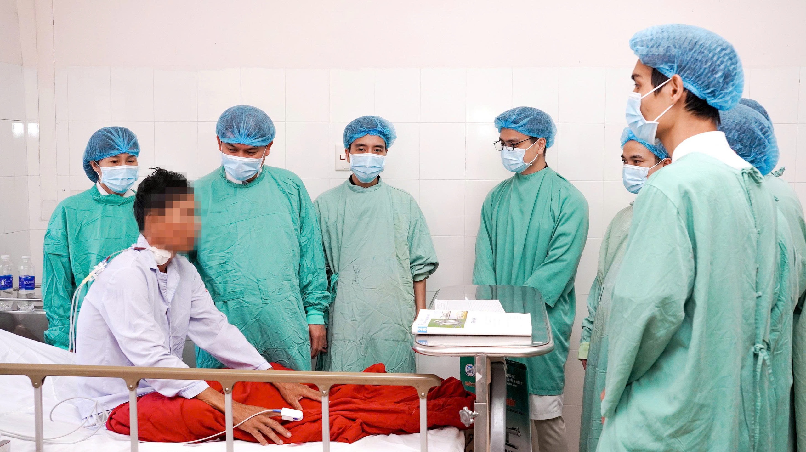 Phẫu thuật cắt bỏ hai thận đa nang gần 10kg và ghép thận trong một ca mổ- Ảnh 1.