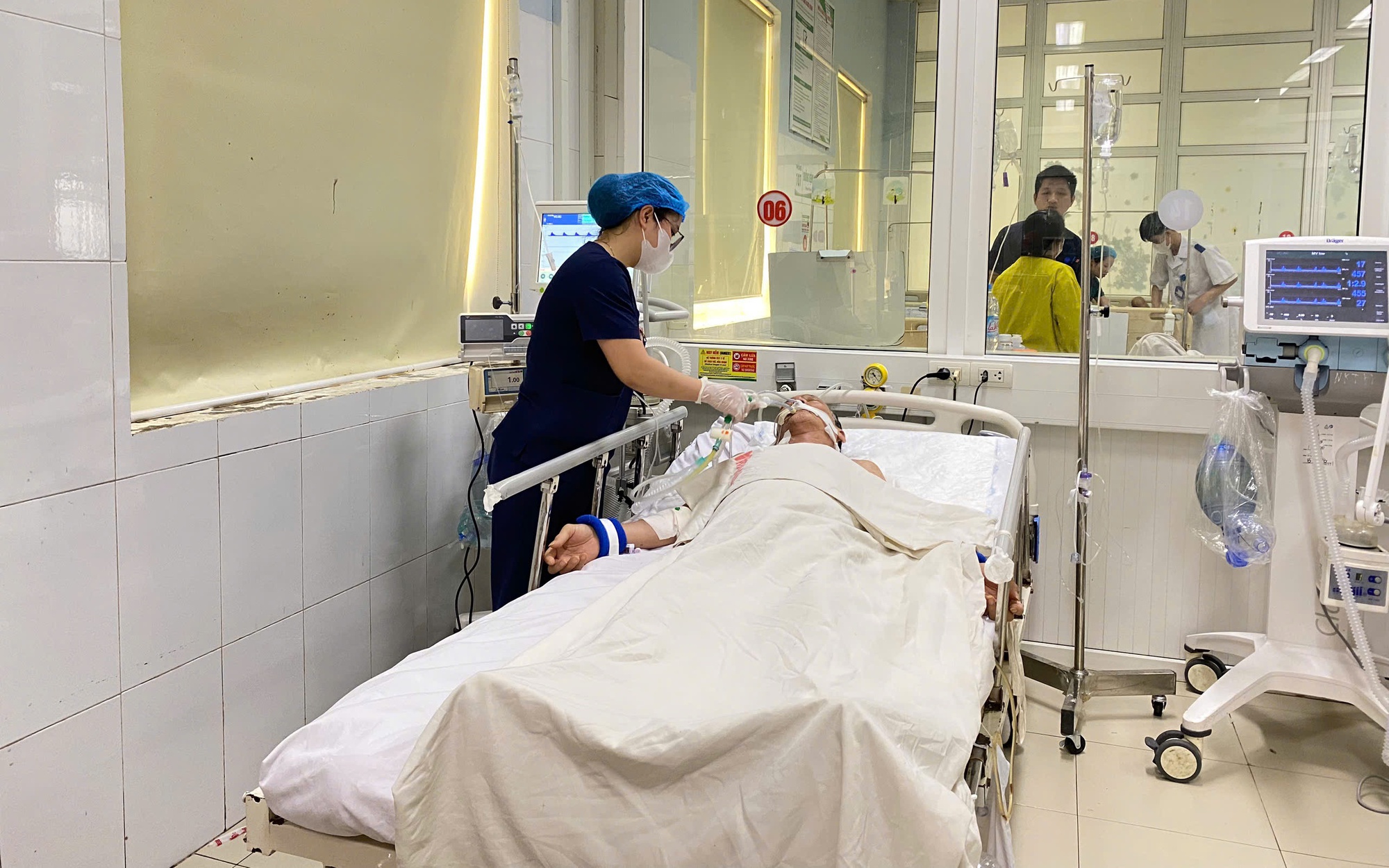Cơ sở YHCT ở Hà Nội "dọa" bệnh nhân tái phát đột quỵ, bán thuốc có hạn đến 2050- Ảnh 7. Tai biến khó lường từ thói quen "cứ mệt là truyền dịch"