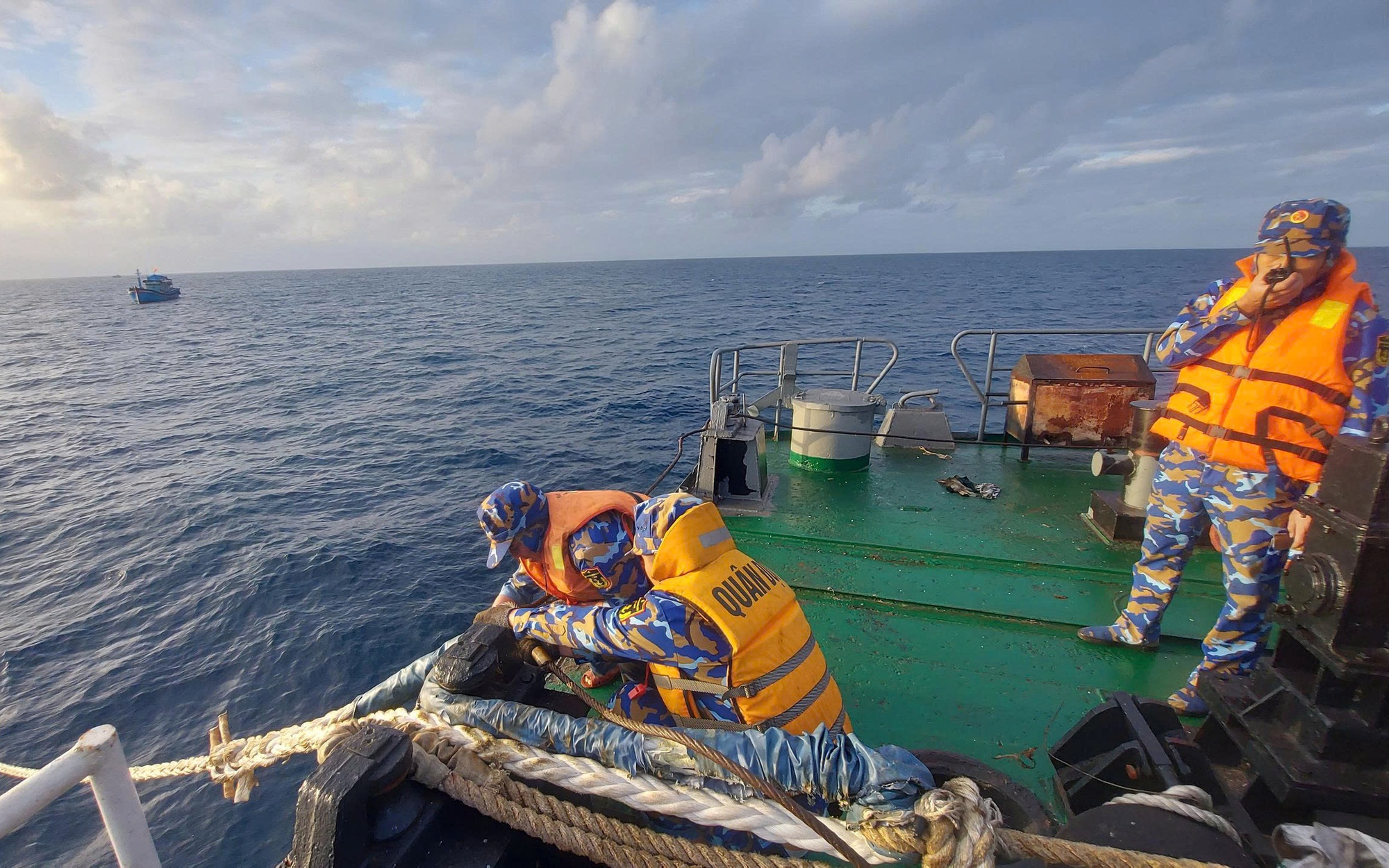 Cứu tàu cá KH 92259 TS cùng 8 thuyền viên gặp nạn trên biển