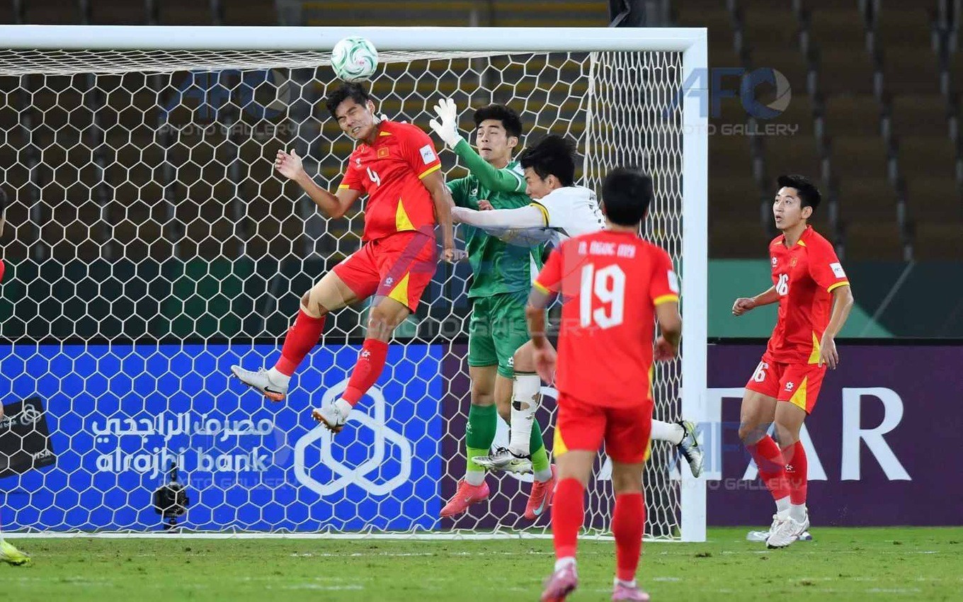 HLV Kim Sang-sik xin lỗi người hâm mộ, lý giải về thất bại của U23 Việt Nam