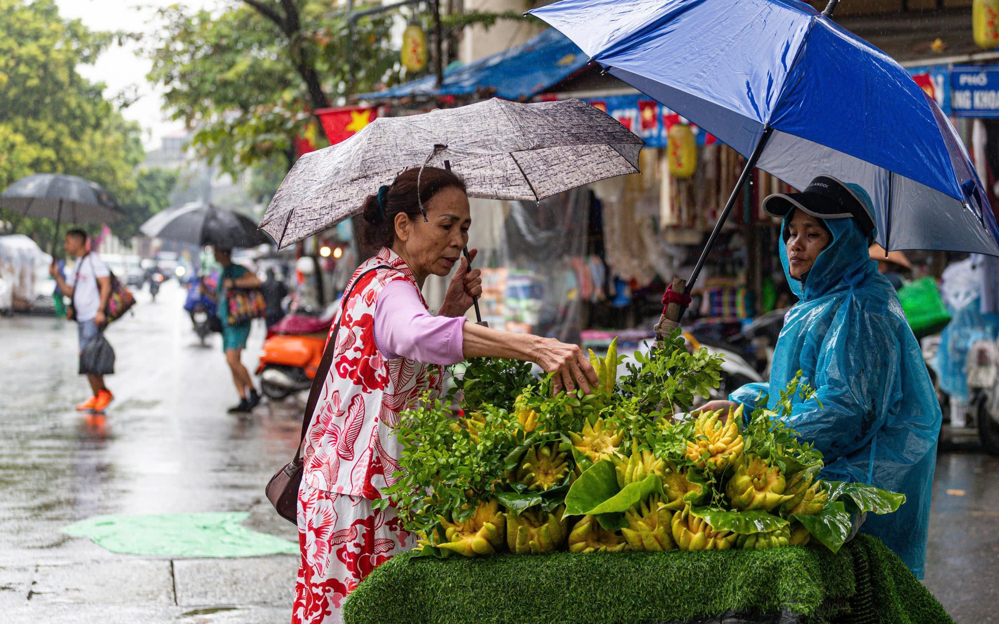 Cảnh báo mưa dông khu vực nội thành Hà Nội vào chiều nay