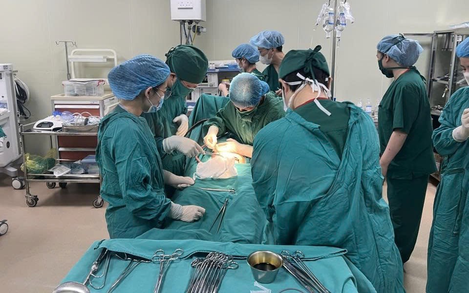 Cấp cứu thành công sản phụ vỡ ối tại nhà, ngôi ngang, rau tiền đạo nguy kịch- Ảnh 2.