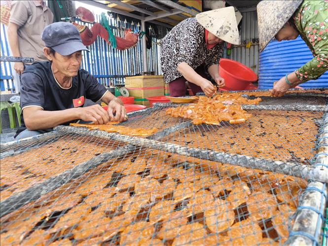 Làng nghề cá khô ven biển tăng công suất gấp 3 lần phục vụ Tết- Ảnh 3. Làng nghề cá khô ven biển tăng công suất gấp 3 lần phục vụ Tết- Ảnh 3.