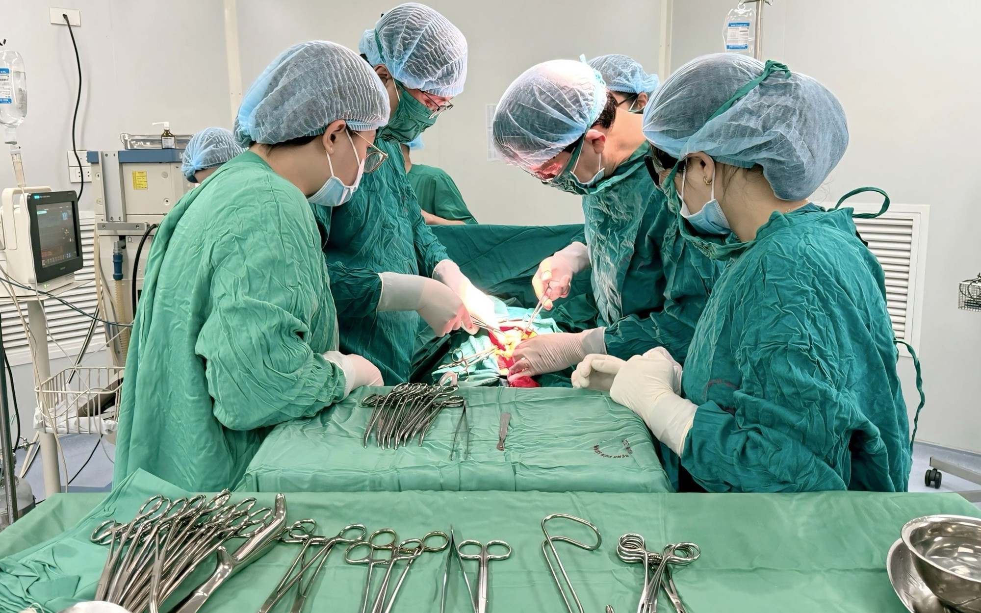 Sau mổ lấy thai, sản phụ rối loạn đông máu nặng được cứu nhờ báo động đỏ- Ảnh 2.