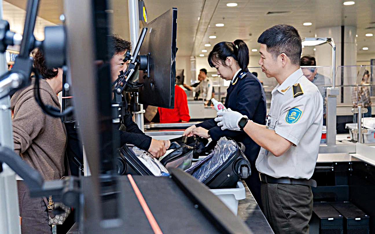 Hàng loạt vụ UAV uy hiếp an toàn bay: Bộ Xây dựng đề nghị lực lượng chống khủng bố phối hợp ngăn chặn- Ảnh 1. Hàng loạt vụ UAV uy hiếp an toàn bay: Bộ Xây dựng đề nghị lực lượng chống khủng bố phối hợp ngăn chặn- Ảnh 1.