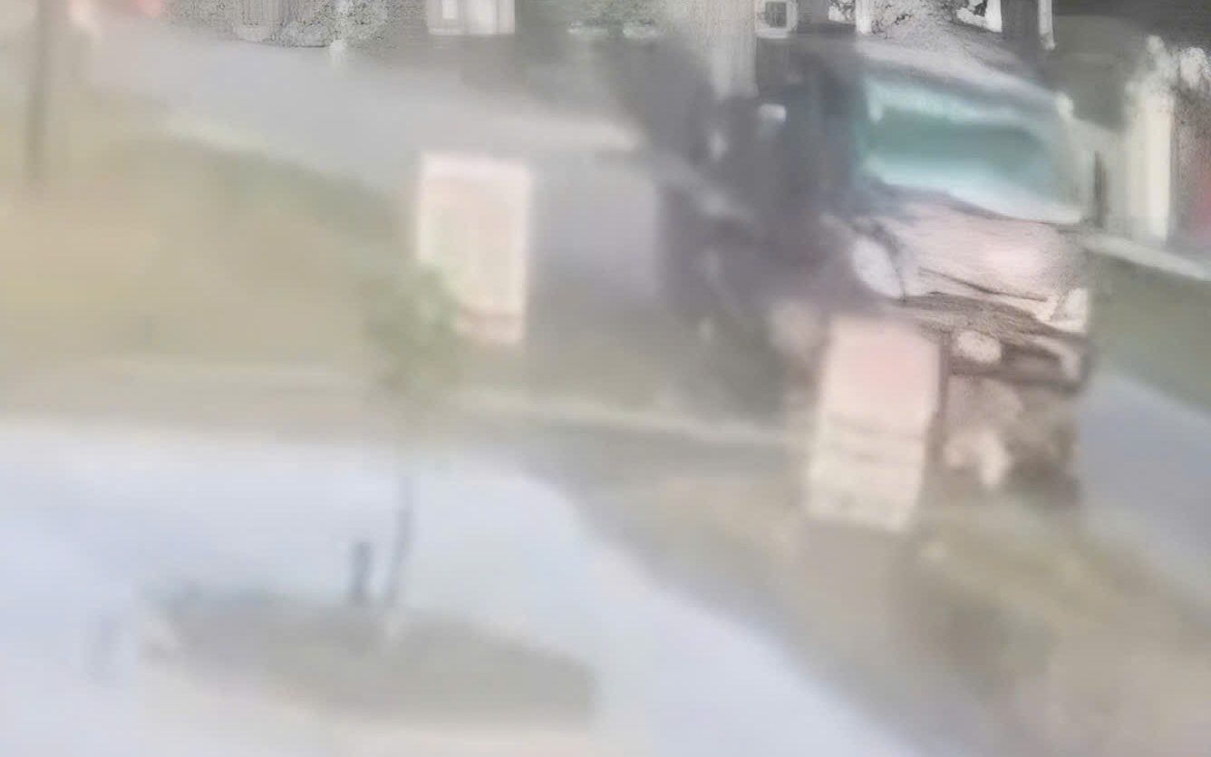 Hà Nội: Ô tô đi lùi trên phố Khâm Thiên gây tai nạn nghiêm trọng- Ảnh 1.