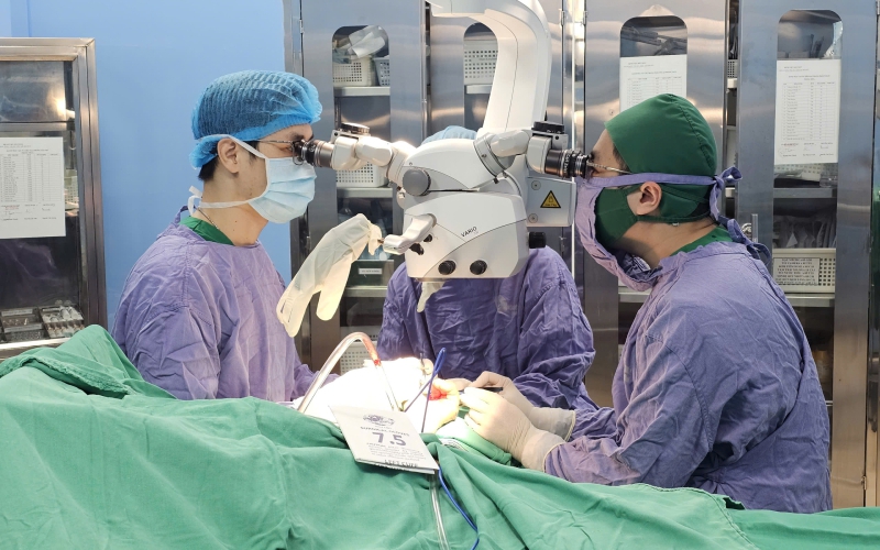 Vi phẫu nối thành công ngón tay gần đứt rời do tai nạn lao động