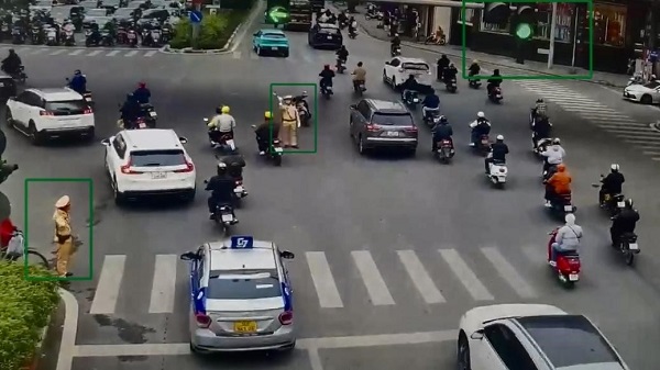 CSGT Hà Nội dẫn đường, đưa sản phụ đến bệnh viện an toàn- Ảnh 2.