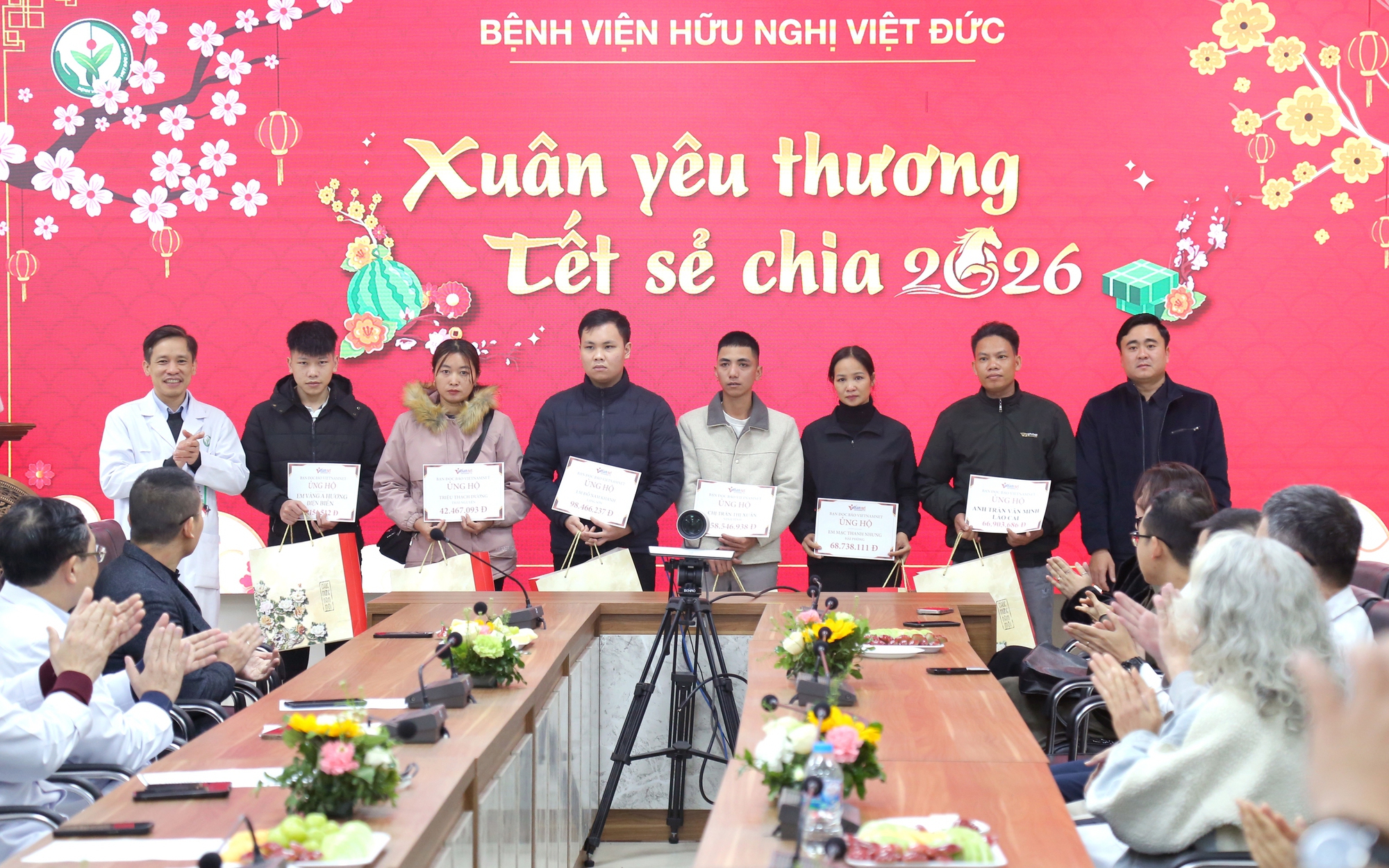 2,2 tỷ đồng hỗ trợ người bệnh nghèo tại phiên chợ Tết 0 đồng ở Bệnh viện Việt Đức