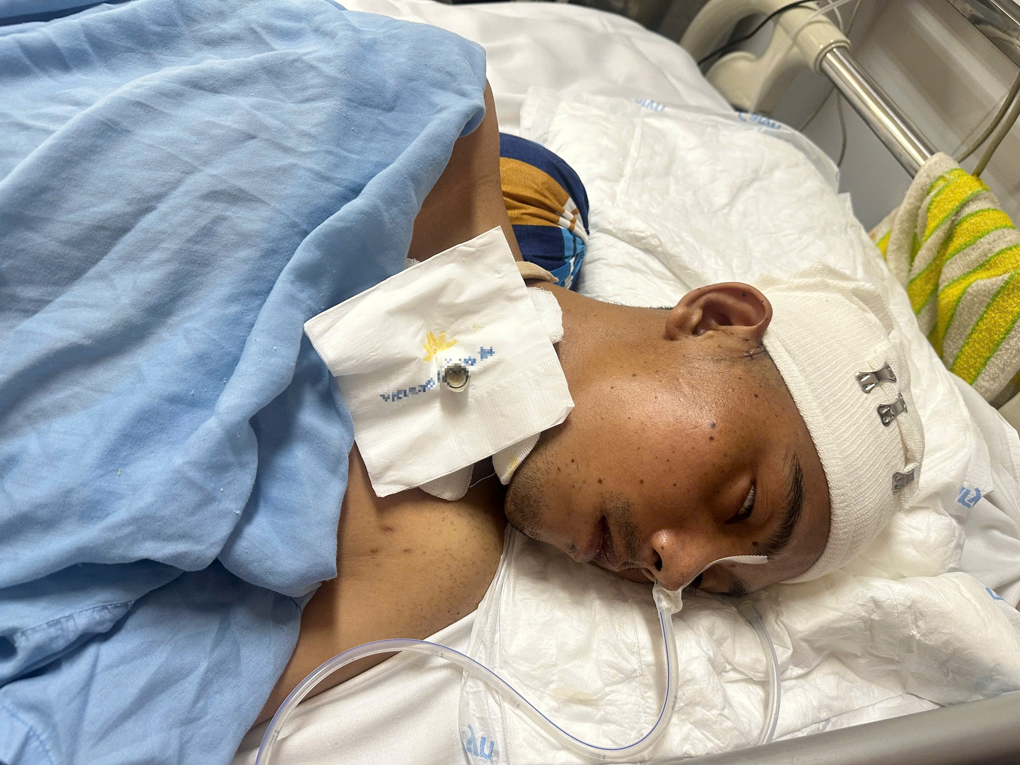 Người đàn ông nằm bất động giữa ngày cận Tết và 3 đứa trẻ ngóng bố trở về- Ảnh 1.