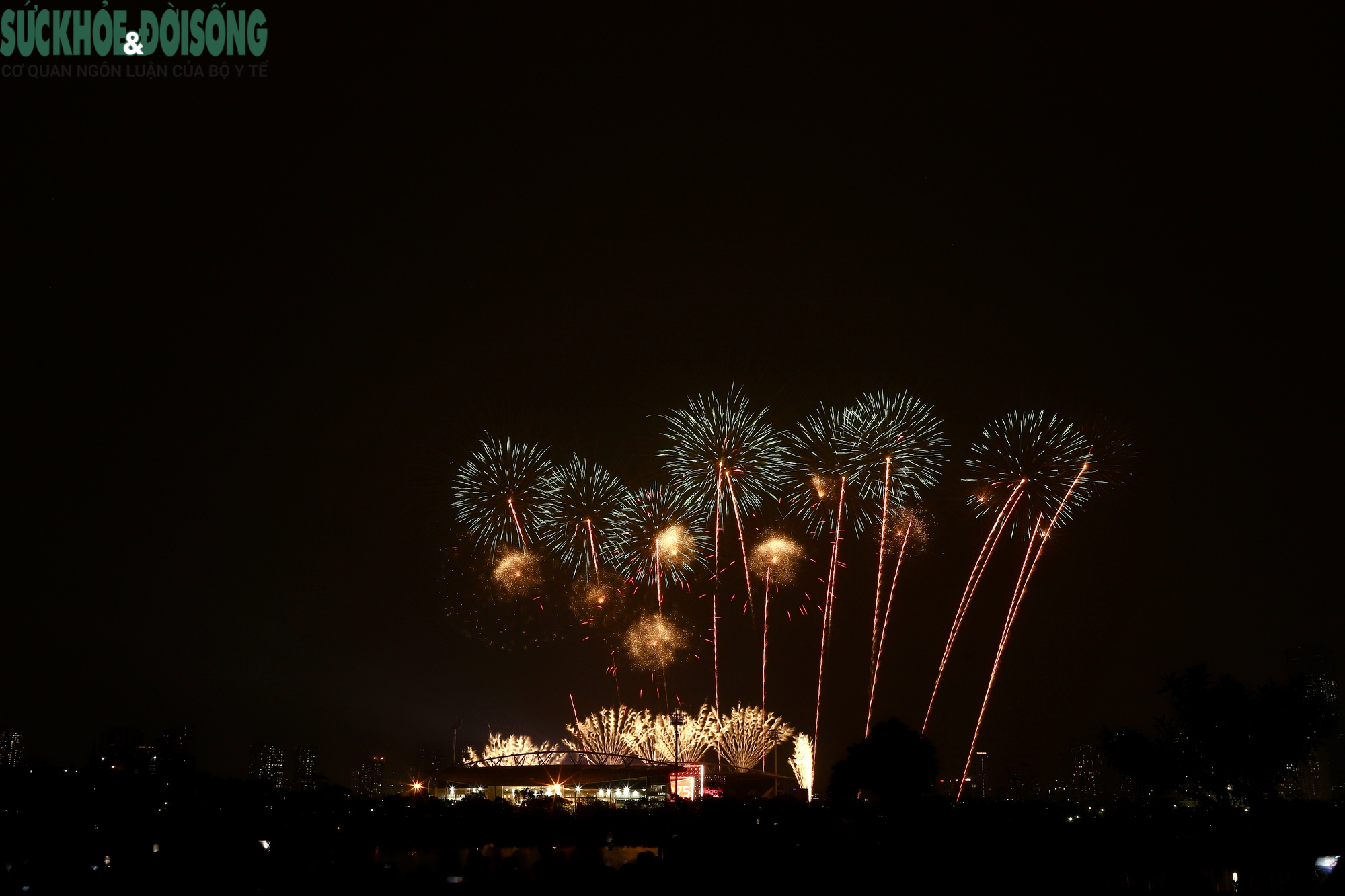 Mãn nhãn màn trình diễn pháo hoa kéo dài mừng thành công Đại hội Đảng XIV- Ảnh 2.