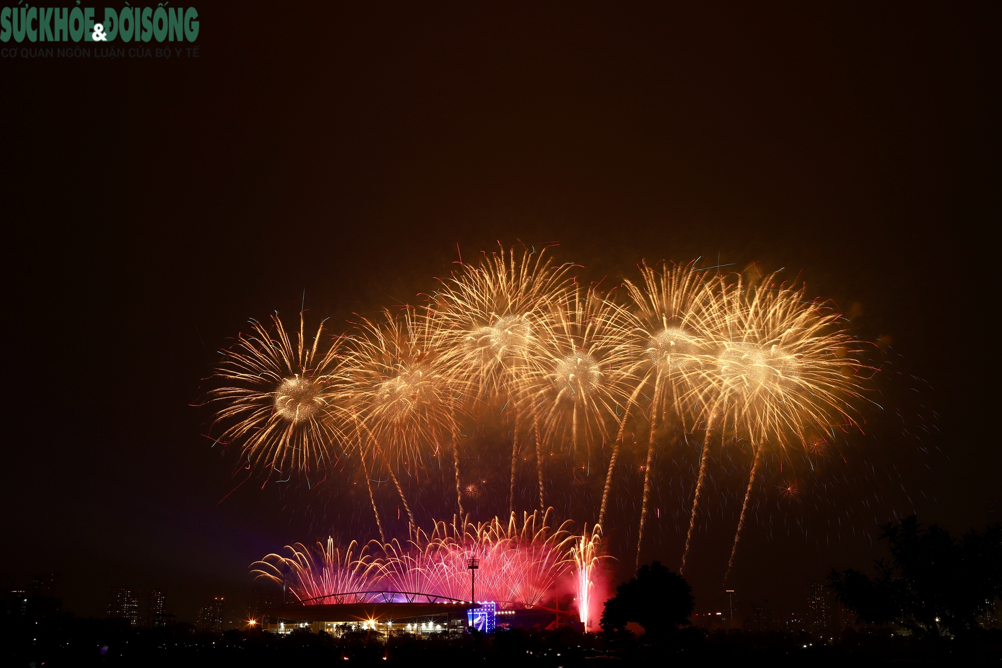 Mãn nhãn màn trình diễn pháo hoa kéo dài mừng thành công Đại hội Đảng XIV- Ảnh 3.
