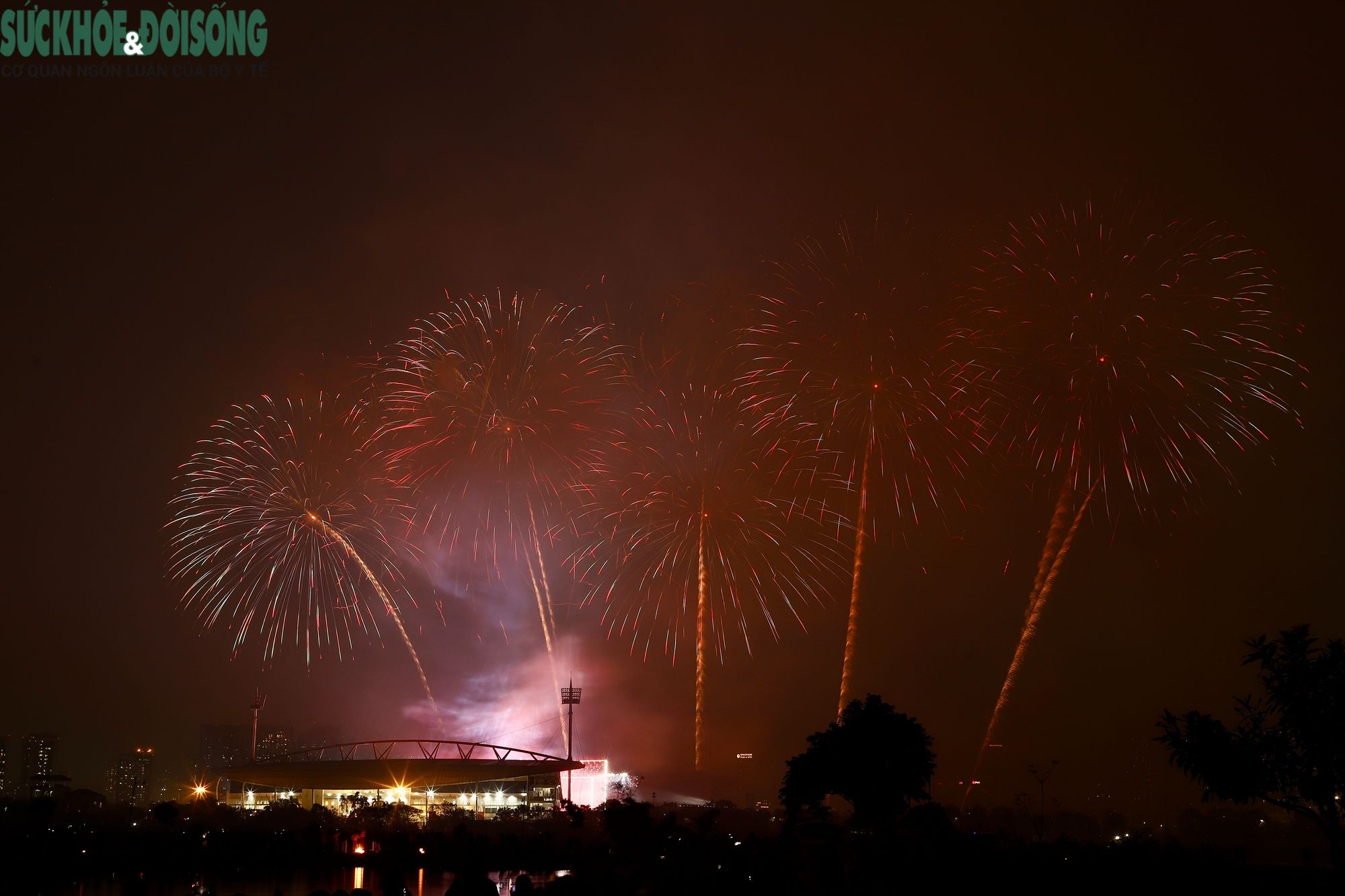 Mãn nhãn màn trình diễn pháo hoa kéo dài mừng thành công Đại hội Đảng XIV- Ảnh 4.