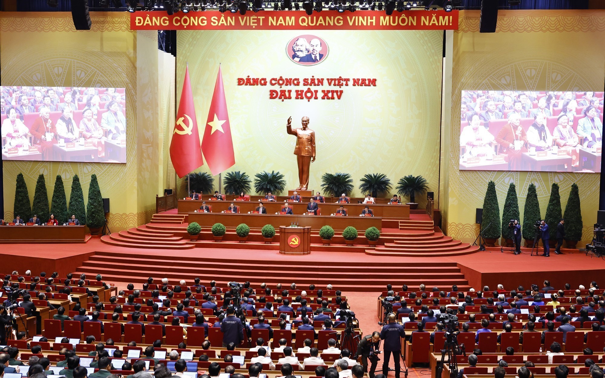 Bộ Chính trị phân công đồng chí Trần Cẩm Tú tiếp tục giữ chức Thường trực Ban Bí thư khóa XIV