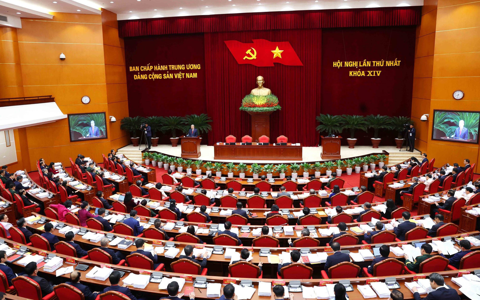 Bộ Chính trị phân công đồng chí Trần Cẩm Tú tiếp tục giữ chức Thường trực Ban Bí thư khóa XIV- Ảnh 2.