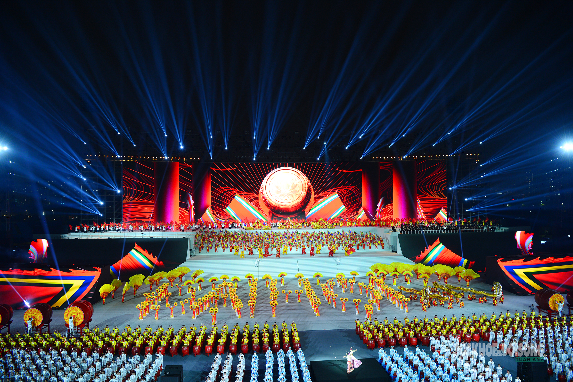 Chương trình nghệ thuật đặc biệt 'Dưới lá cờ vẻ vang của Đảng' mừng Đại hội XIV- Ảnh 7. Chương trình nghệ thuật đặc biệt 'Dưới lá cờ vẻ vang của Đảng' mừng Đại hội XIV- Ảnh 7.