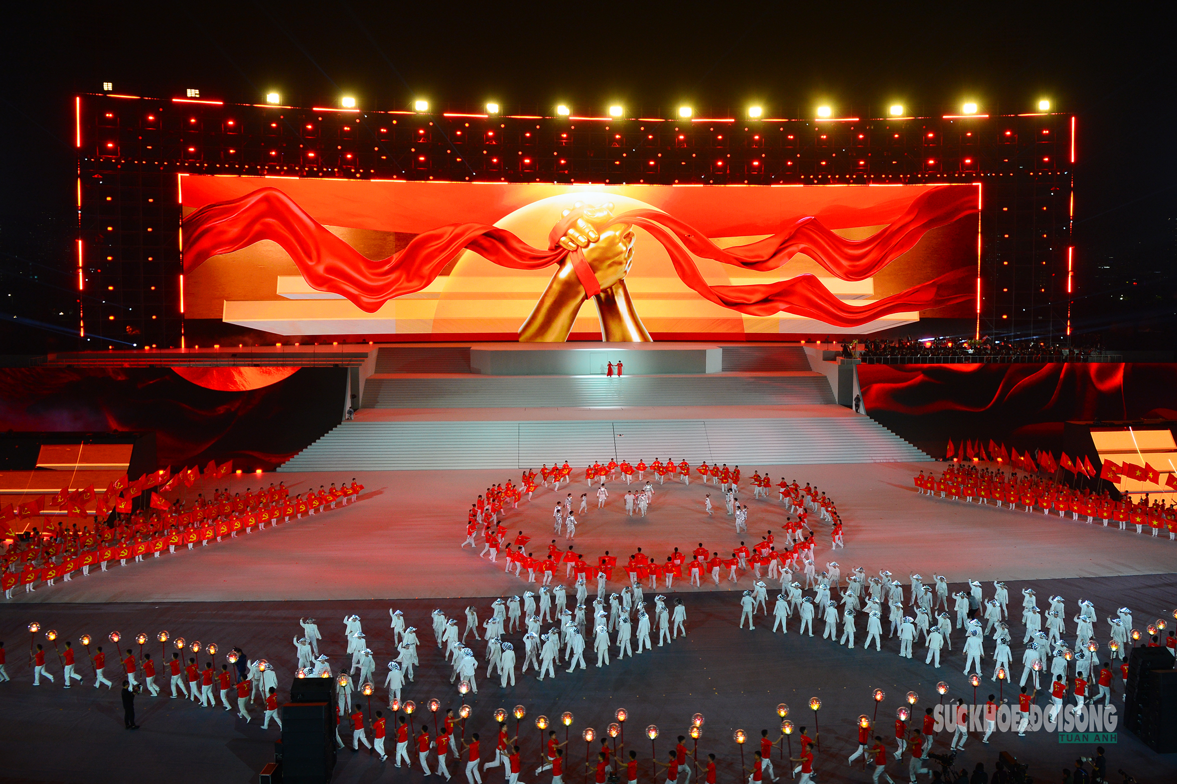 Chương trình nghệ thuật đặc biệt 'Dưới lá cờ vẻ vang của Đảng' mừng Đại hội XIV- Ảnh 8. Chương trình nghệ thuật đặc biệt 'Dưới lá cờ vẻ vang của Đảng' mừng Đại hội XIV- Ảnh 8.