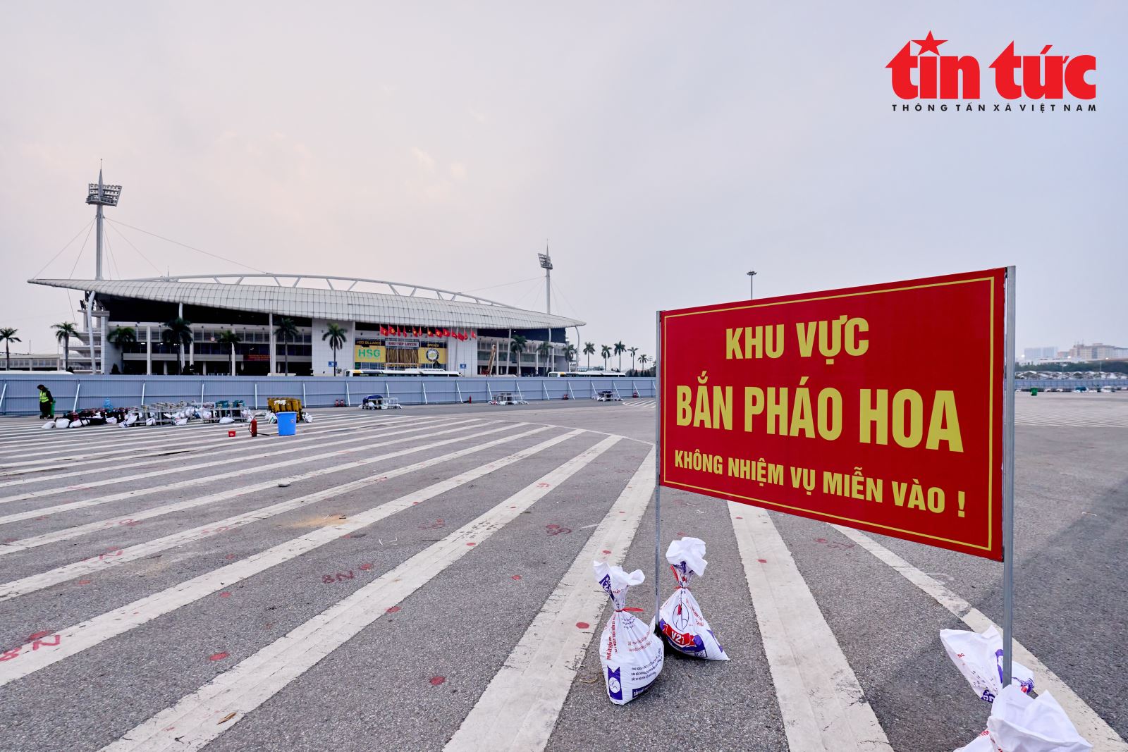 Cận cảnh trận địa bắn pháo hoa trong chương trình nghệ thuật đặc biệt 'Dưới lá cờ vẻ vang của Đảng'- Ảnh 2.