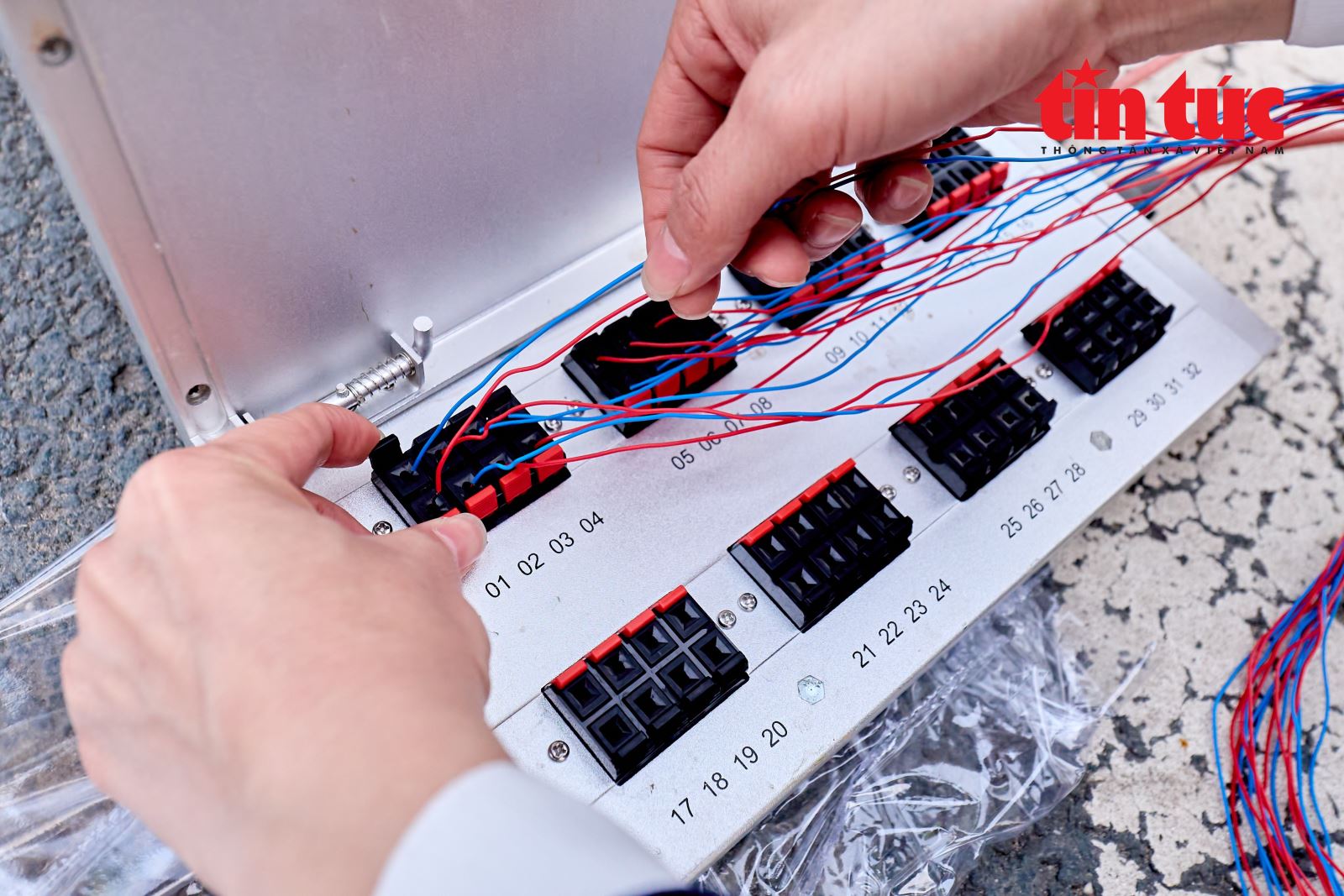 Cận cảnh trận địa bắn pháo hoa trong chương trình nghệ thuật đặc biệt 'Dưới lá cờ vẻ vang của Đảng'- Ảnh 11.