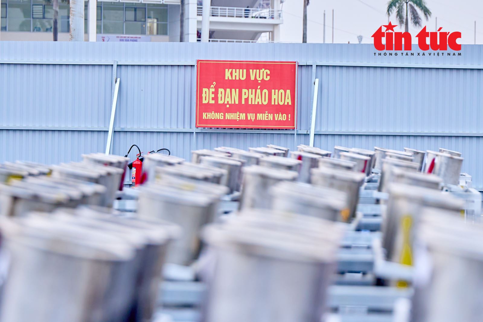 Cận cảnh trận địa bắn pháo hoa trong chương trình nghệ thuật đặc biệt 'Dưới lá cờ vẻ vang của Đảng'- Ảnh 9.