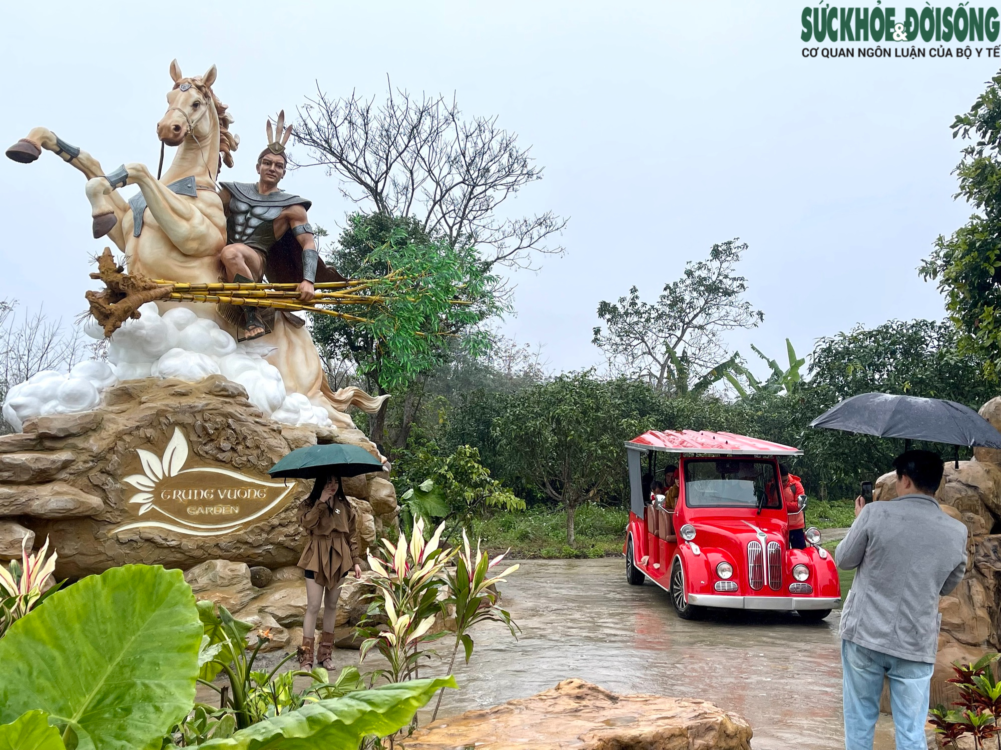 Cận cảnh bức tượng Thánh Gióng cưỡi thiên mã siêu thực gây 'sốt' cộng đồng mạng- Ảnh 1. Cận cảnh bức tượng Thánh Gióng cưỡi thiên mã siêu thực gây 'sốt' cộng đồng mạng- Ảnh 1.