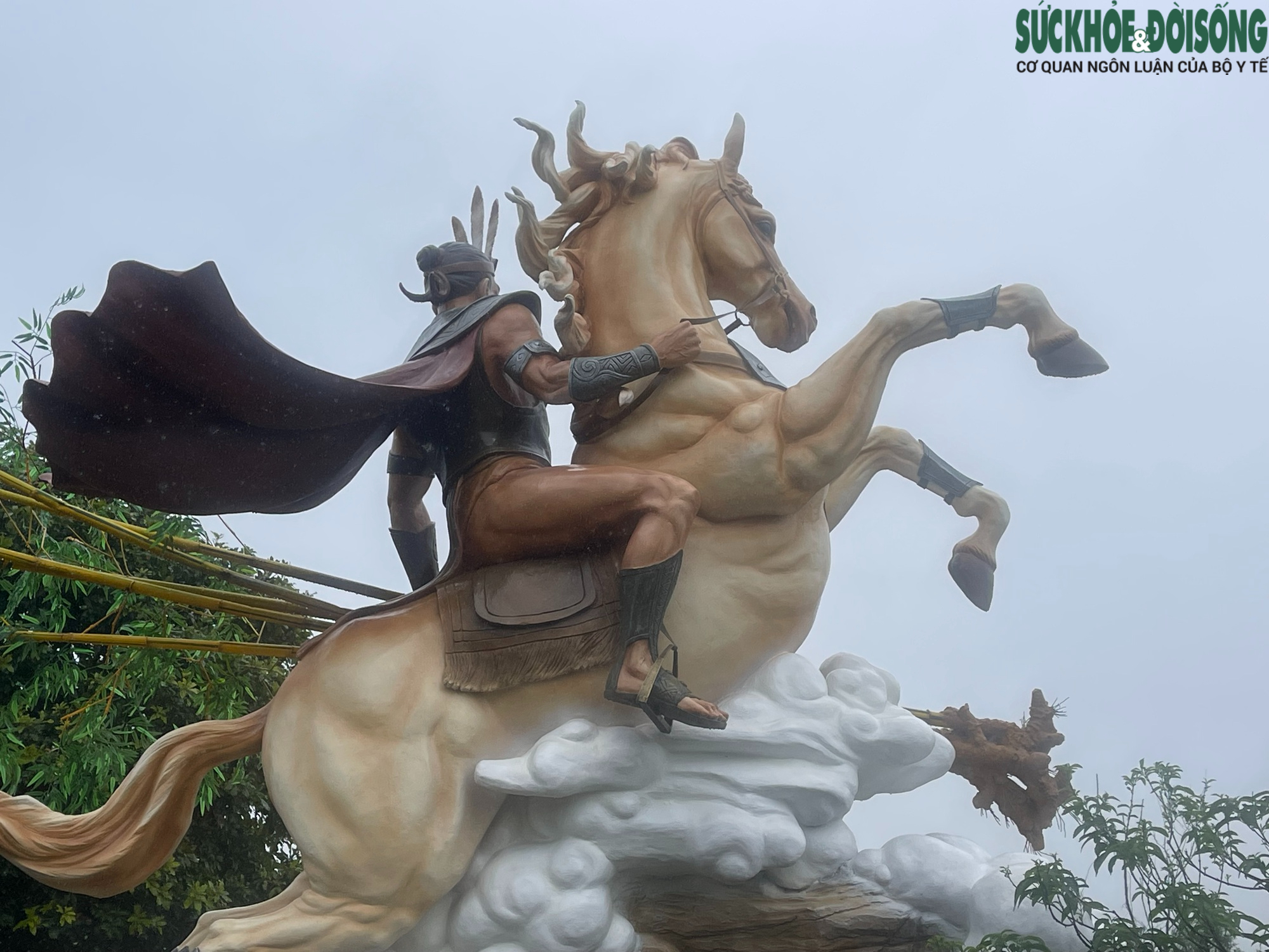 Cận cảnh bức tượng Thánh Gióng cưỡi thiên mã siêu thực gây 'sốt' cộng đồng mạng- Ảnh 3. Cận cảnh bức tượng Thánh Gióng cưỡi thiên mã siêu thực gây 'sốt' cộng đồng mạng- Ảnh 3.
