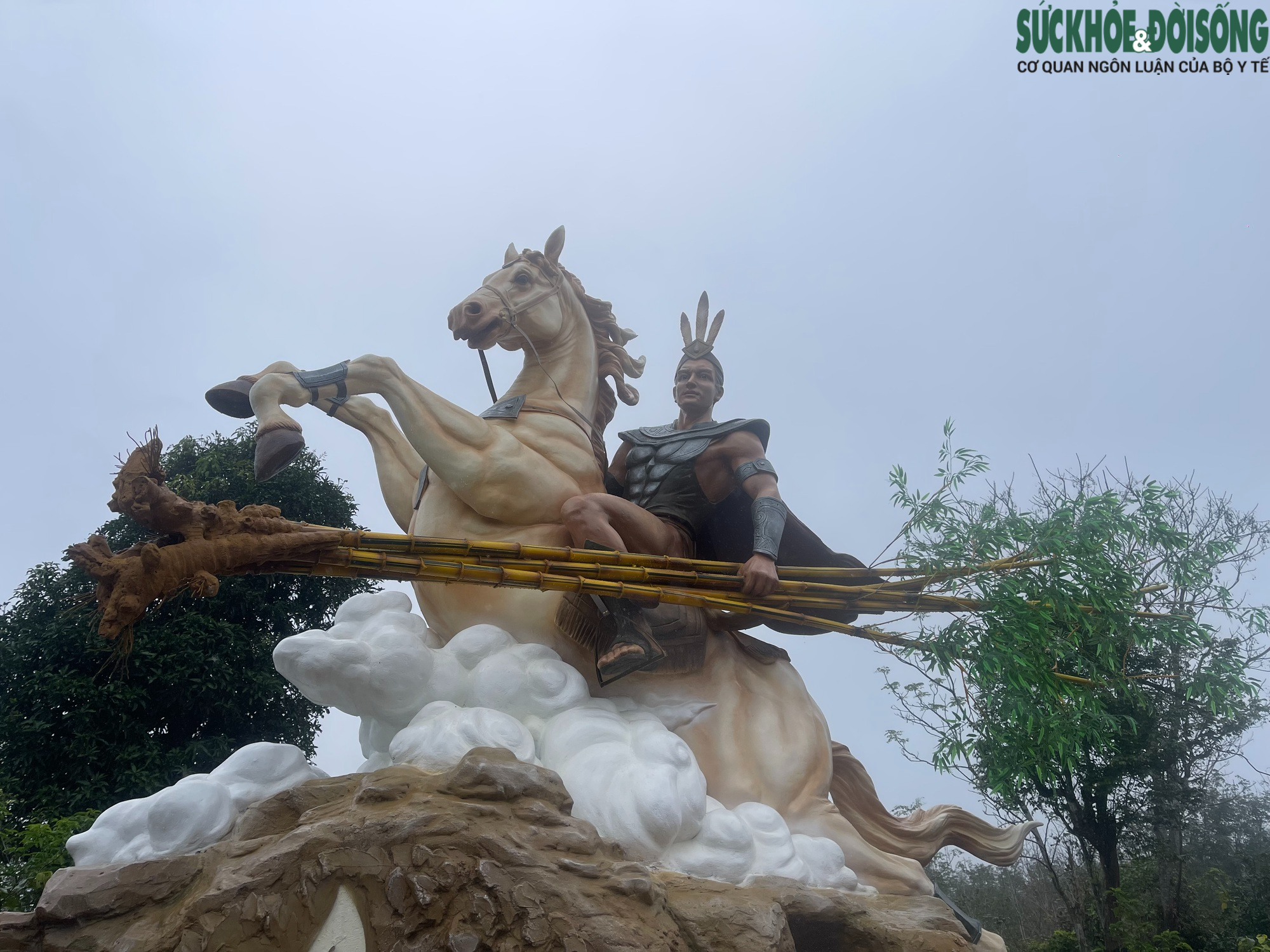 Cận cảnh bức tượng Thánh Gióng cưỡi thiên mã siêu thực gây 'sốt' cộng đồng mạng- Ảnh 4. Cận cảnh bức tượng Thánh Gióng cưỡi thiên mã siêu thực gây 'sốt' cộng đồng mạng- Ảnh 4.