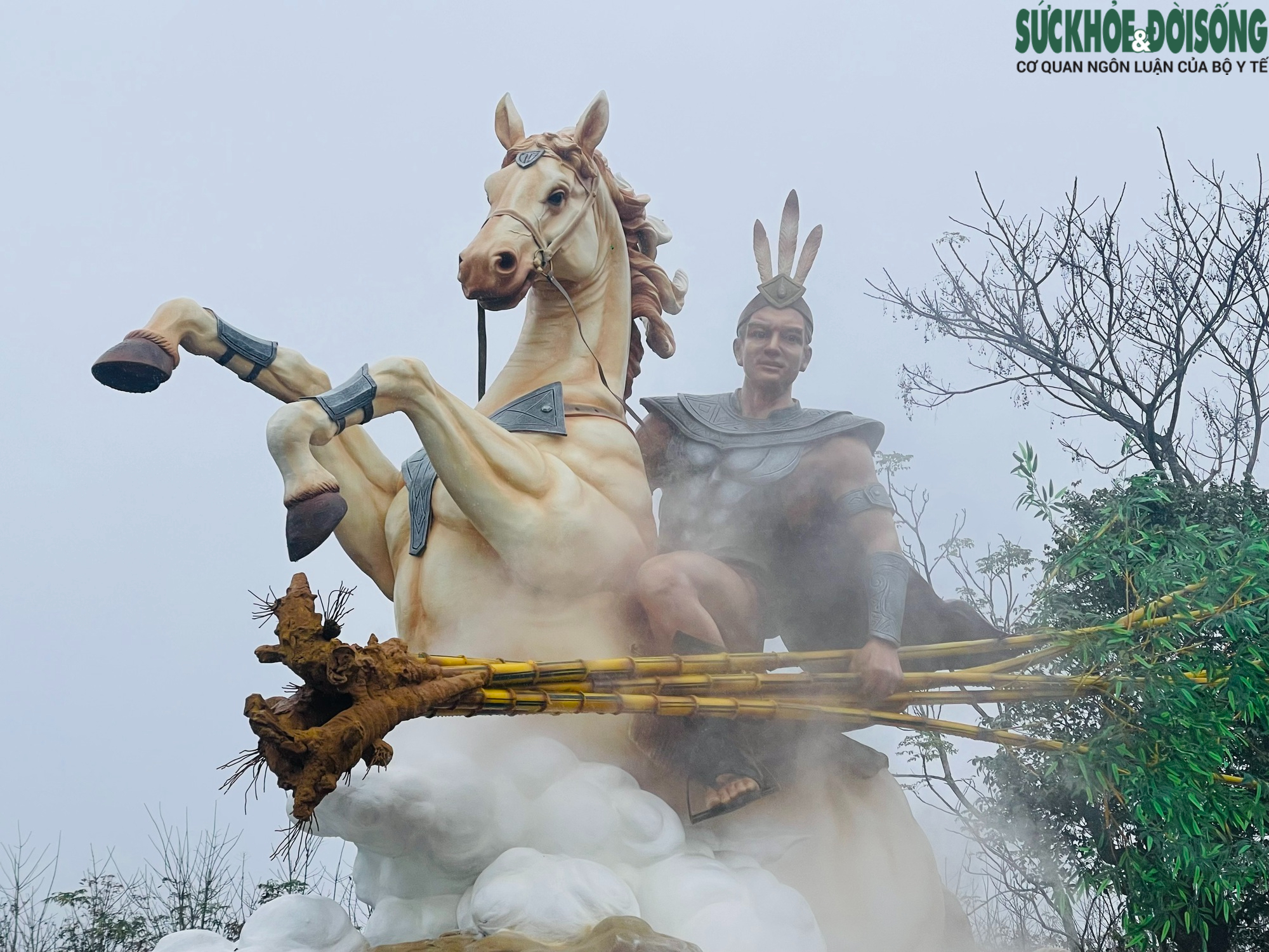 Cận cảnh bức tượng Thánh Gióng cưỡi thiên mã siêu thực gây 'sốt' cộng đồng mạng- Ảnh 6. Cận cảnh bức tượng Thánh Gióng cưỡi thiên mã siêu thực gây 'sốt' cộng đồng mạng- Ảnh 6.