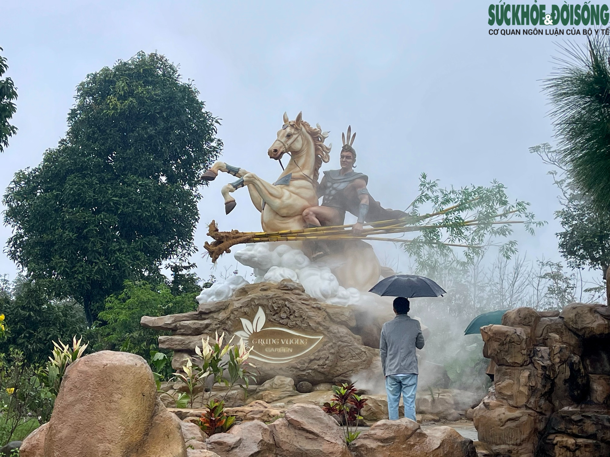 Cận cảnh bức tượng Thánh Gióng cưỡi thiên mã siêu thực gây 'sốt' cộng đồng mạng- Ảnh 7. Cận cảnh bức tượng Thánh Gióng cưỡi thiên mã siêu thực gây 'sốt' cộng đồng mạng- Ảnh 7.