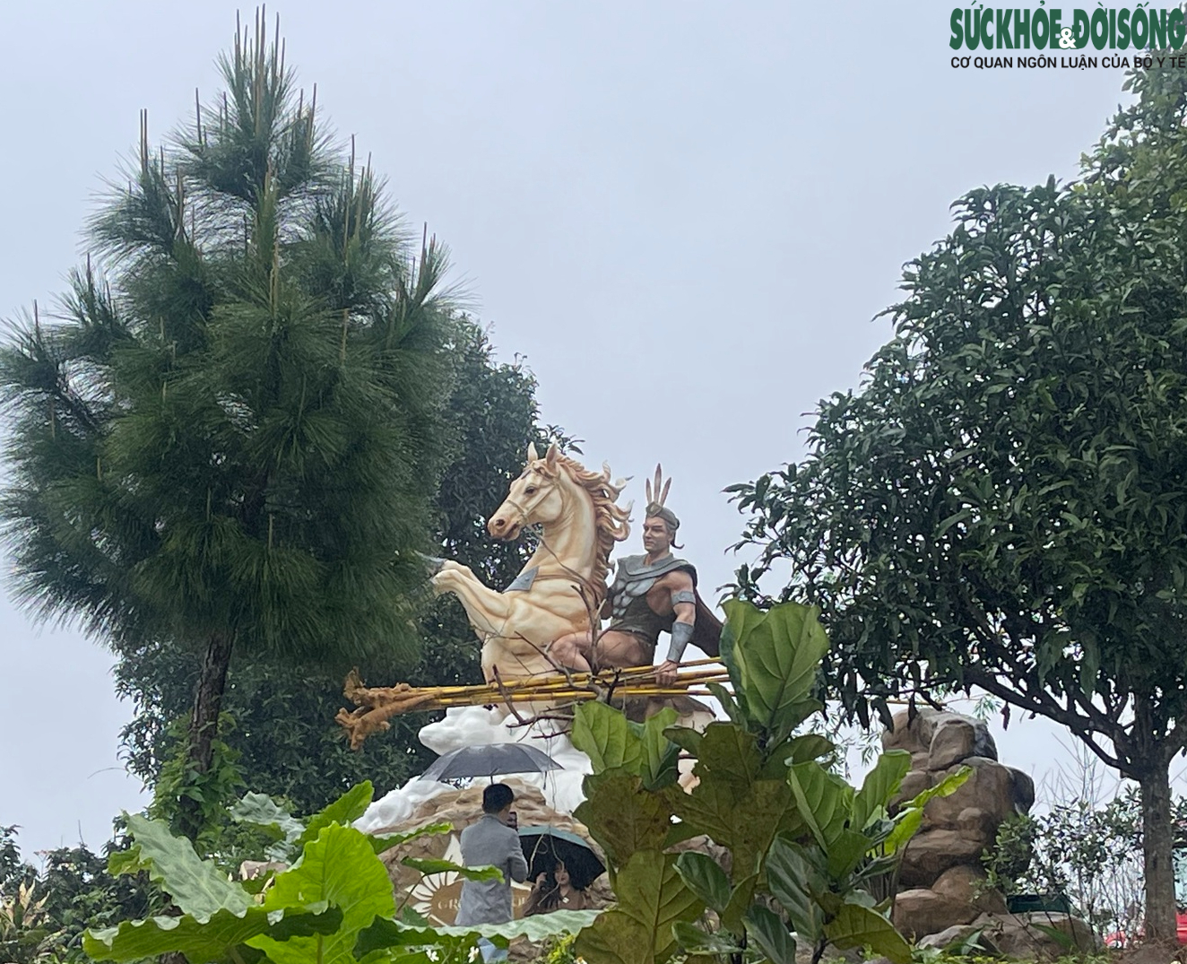 Cận cảnh bức tượng Thánh Gióng cưỡi thiên mã siêu thực gây 'sốt' cộng đồng mạng- Ảnh 8. Cận cảnh bức tượng Thánh Gióng cưỡi thiên mã siêu thực gây 'sốt' cộng đồng mạng- Ảnh 8.