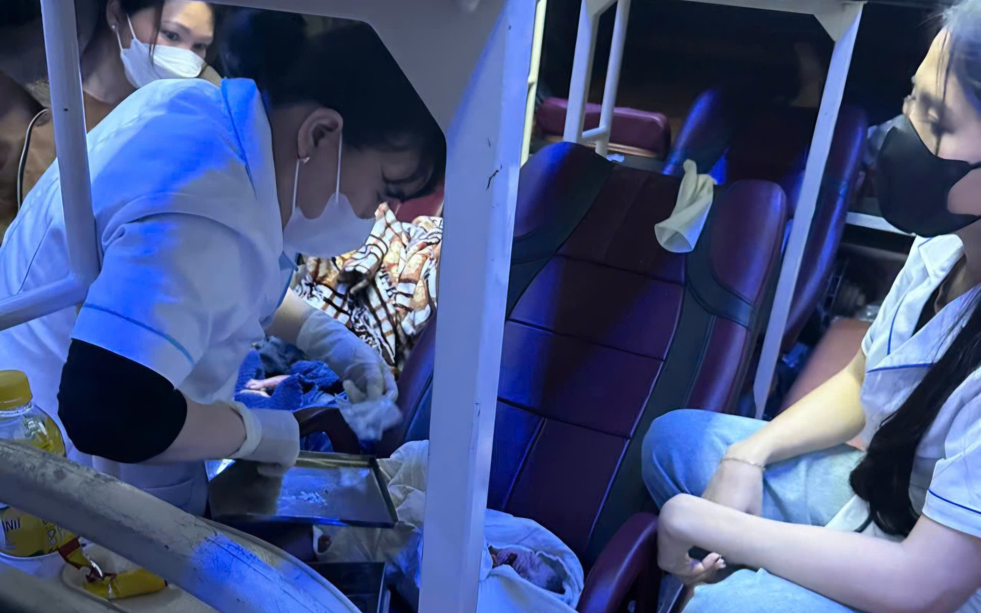 Cán bộ y tế đỡ đẻ thành công cho sản phụ mang song thai trên xe khách