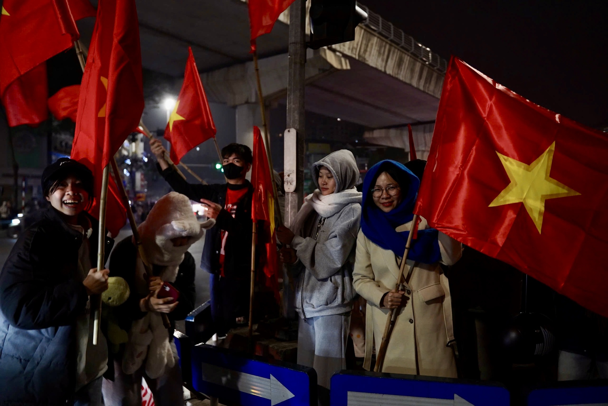 Hình ảnh người dân xuống đường mừng chiến thắng của U23 Việt Nam- Ảnh 7.