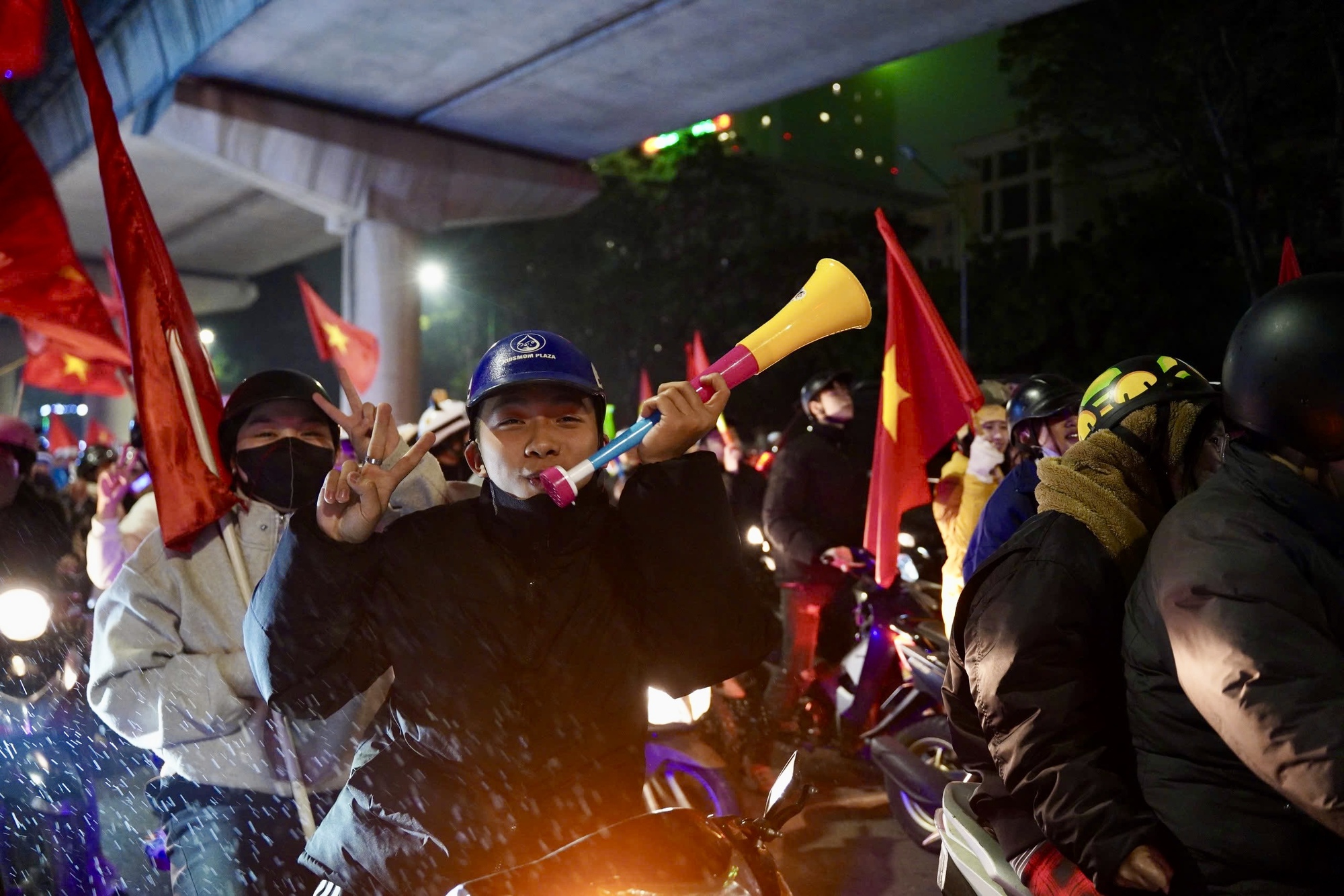 Hình ảnh người dân xuống đường mừng chiến thắng của U23 Việt Nam- Ảnh 3.