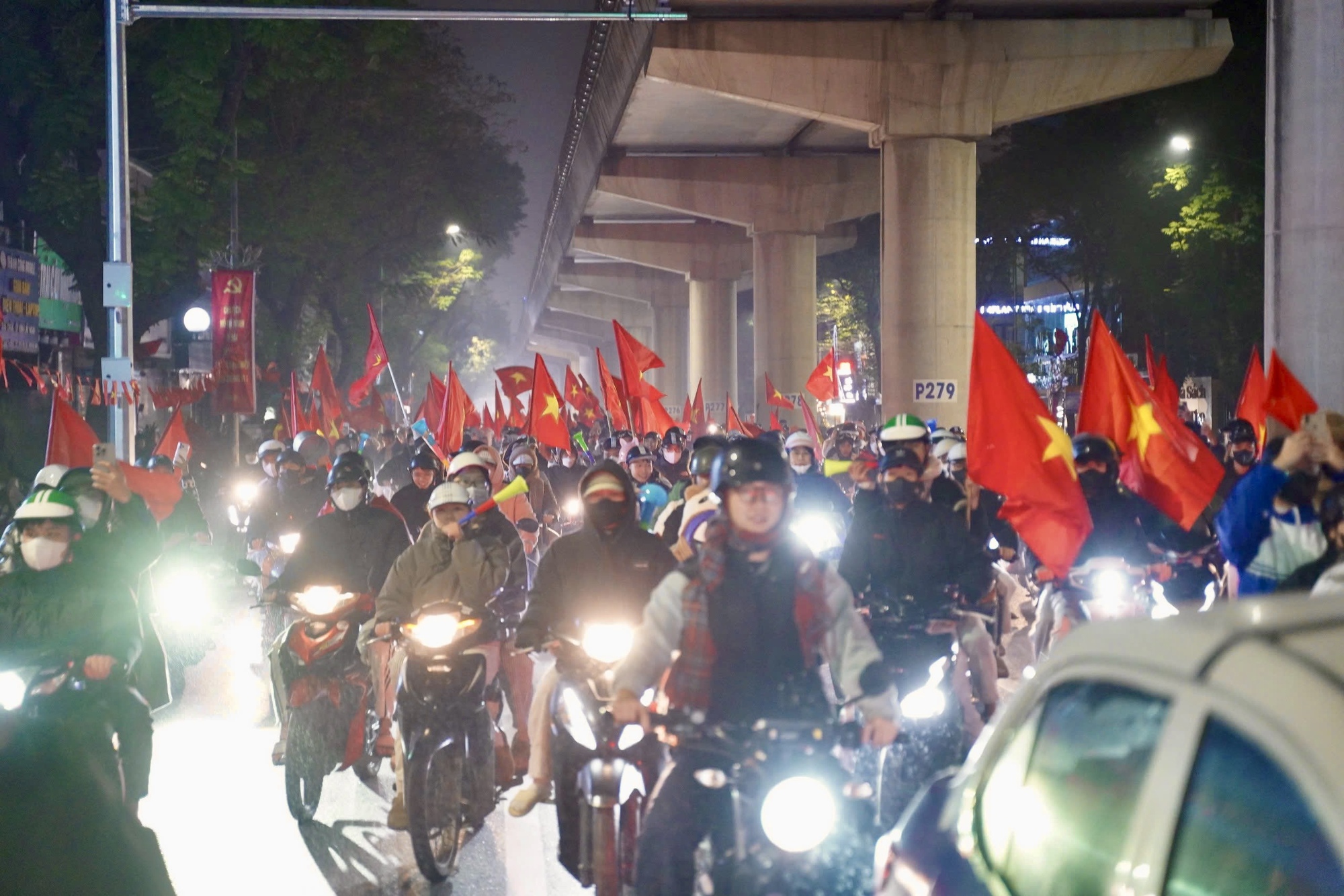 Hình ảnh người dân xuống đường mừng chiến thắng của U23 Việt Nam- Ảnh 2.